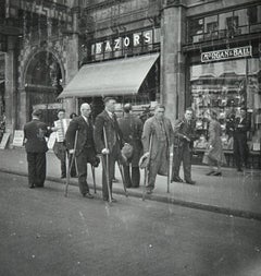 Sängerinnen auf Krücken, London, 1934 - Dora Maar (Vintage-Kontaktabzug)