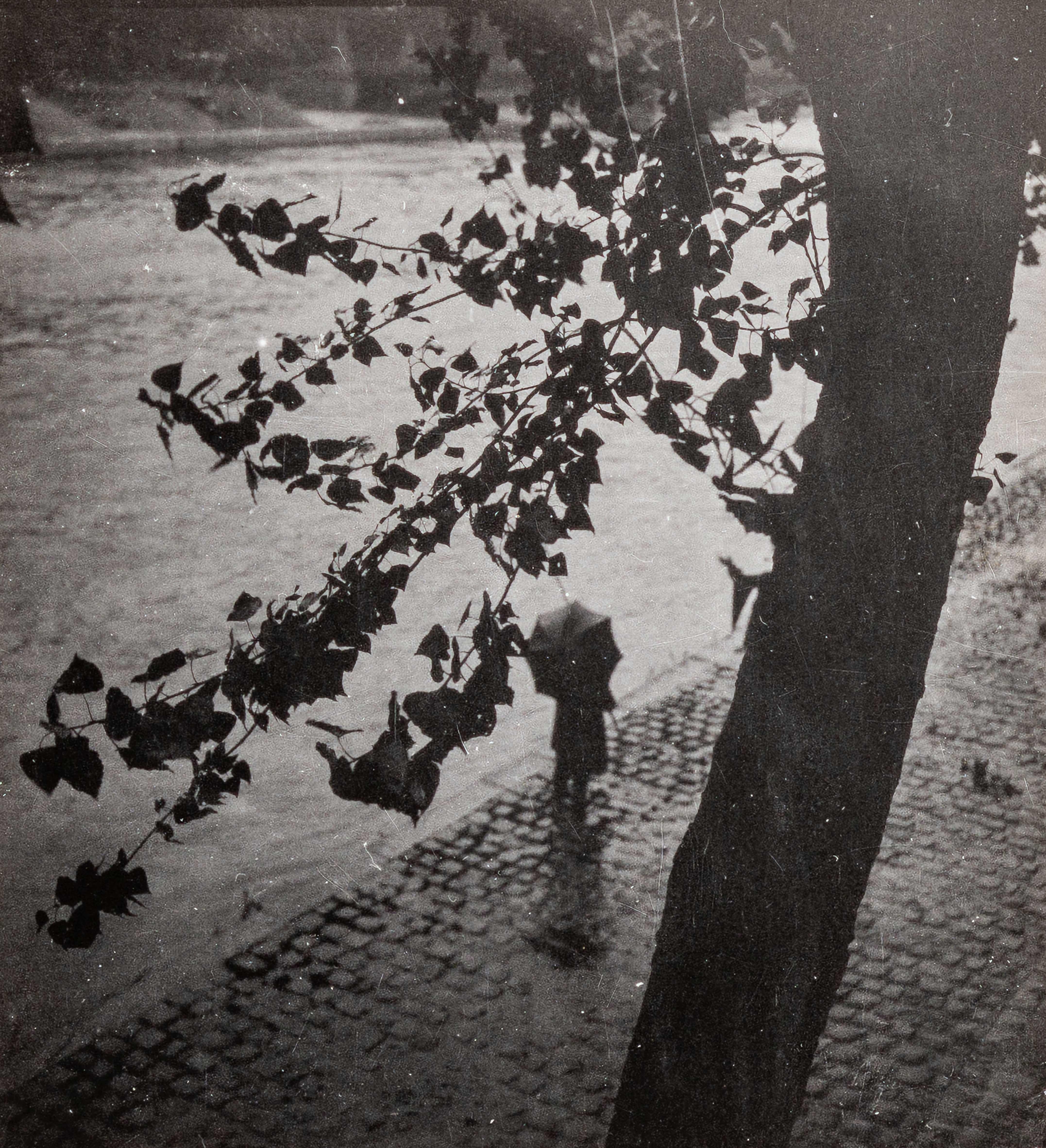 Dora Maar Black and White Photograph – Walker am Quai de la Seine, Paris, (Promeneur sur les Quais de Seine, Paris)