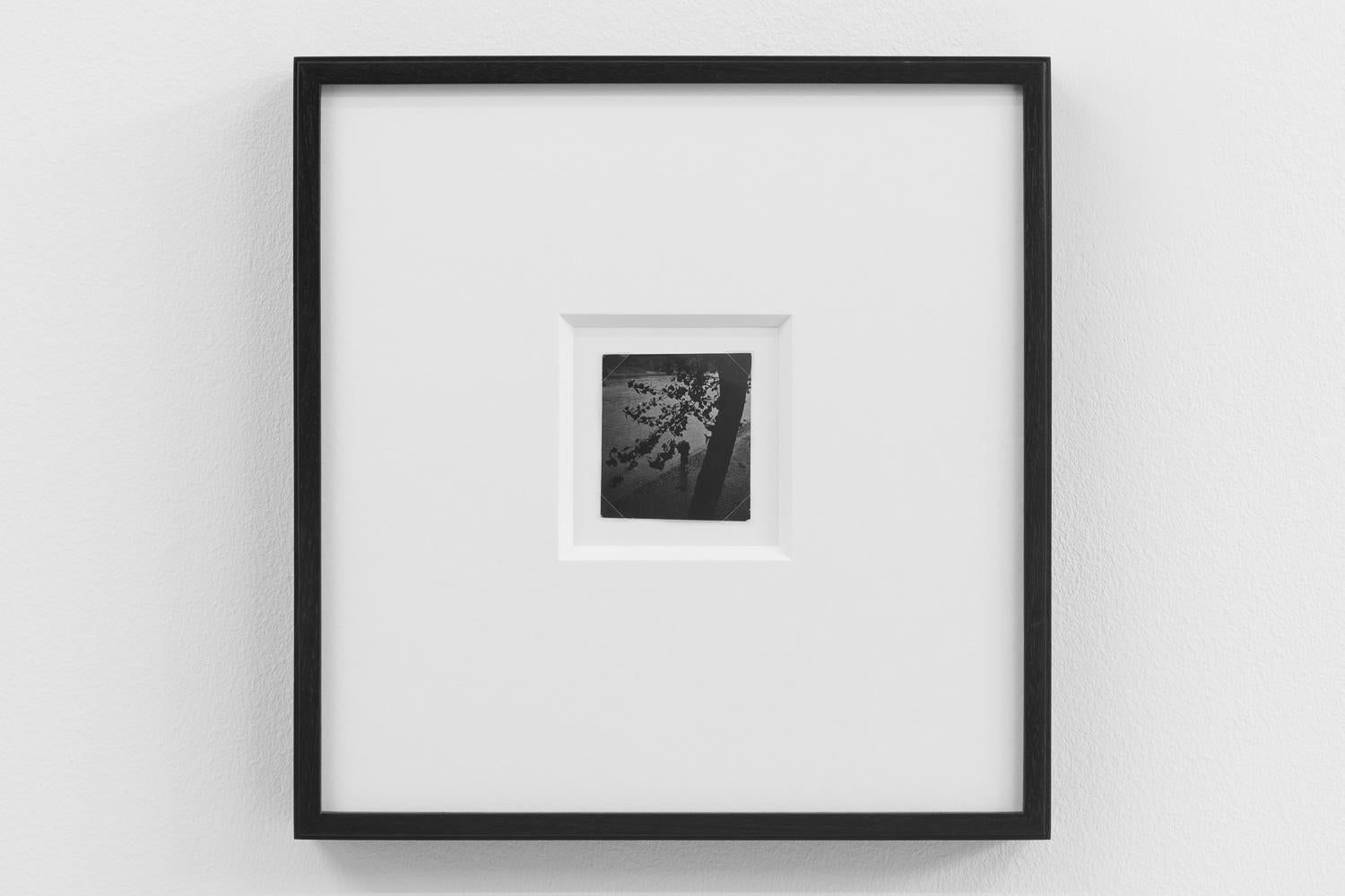 Walker am Quai de la Seine, Paris, (Promeneur sur les Quais de Seine, Paris) – Photograph von Dora Maar