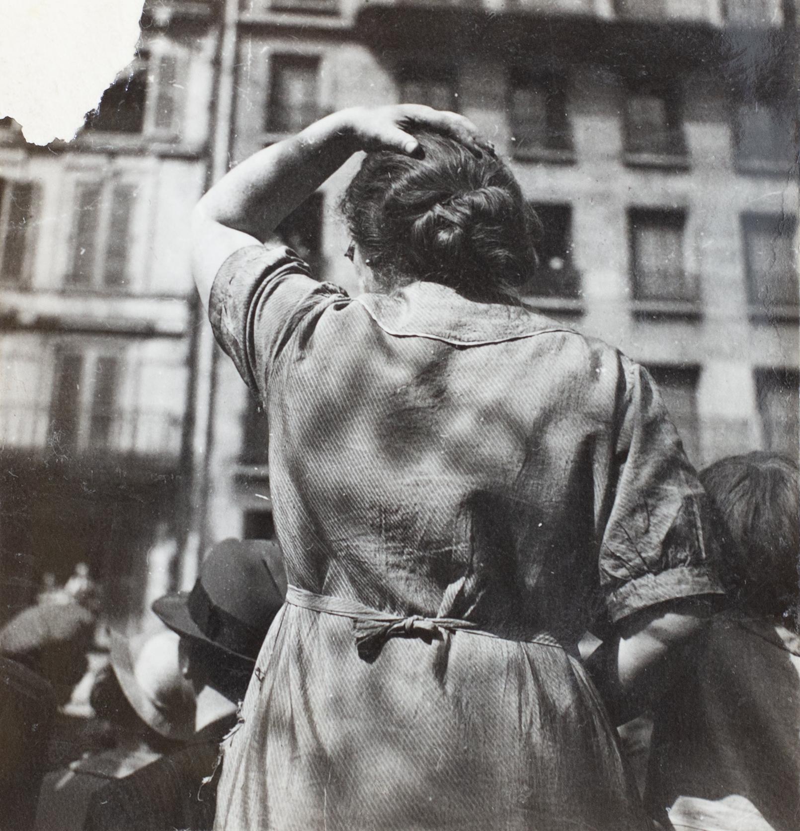 Femme dans les rues de Paris, c.1935 - Dora Maar (Vintage Contact Print)