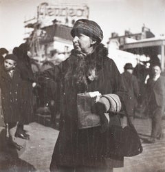 Frau mit Pelzkragen, Paris, ca. 1935 - Dora Maar (Vintage Kontaktabzug)