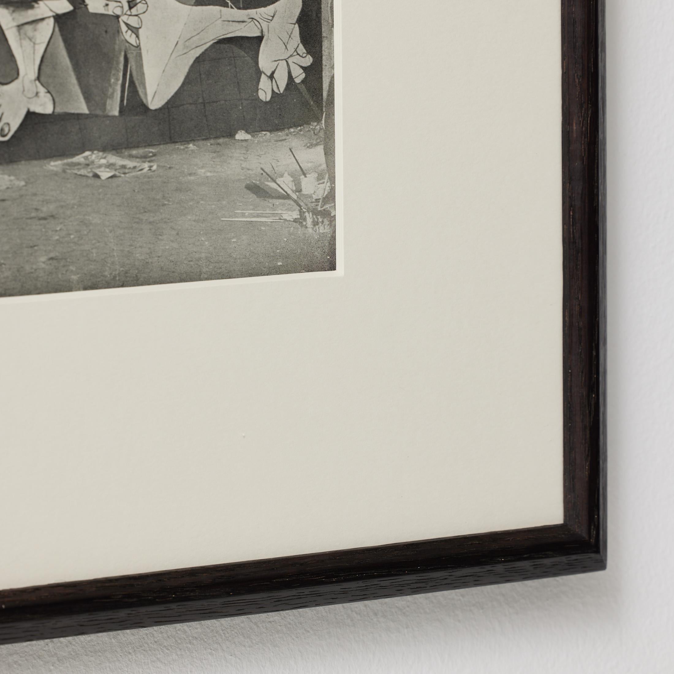 Dora Maar - Fotoincisione di Picasso Guernica, 1937 dalla rivista Verve, incorniciata in vendita 4