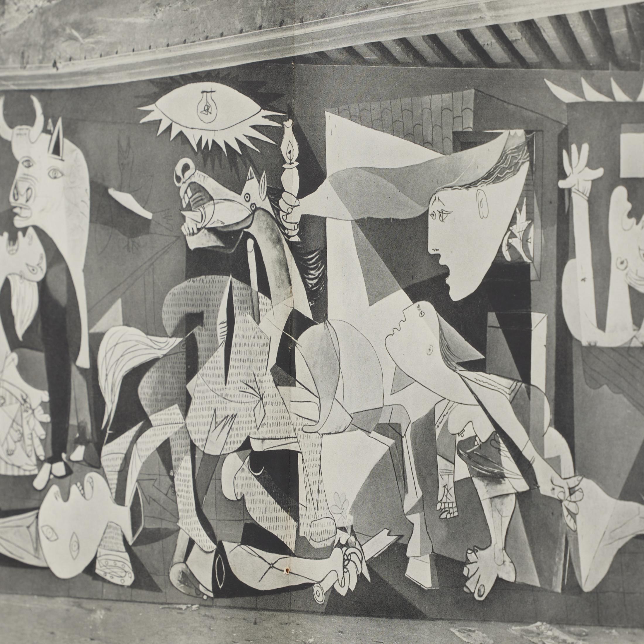 Dora Maar - Fotoincisione di Picasso Guernica, 1937 dalla rivista Verve, incorniciata in vendita 9