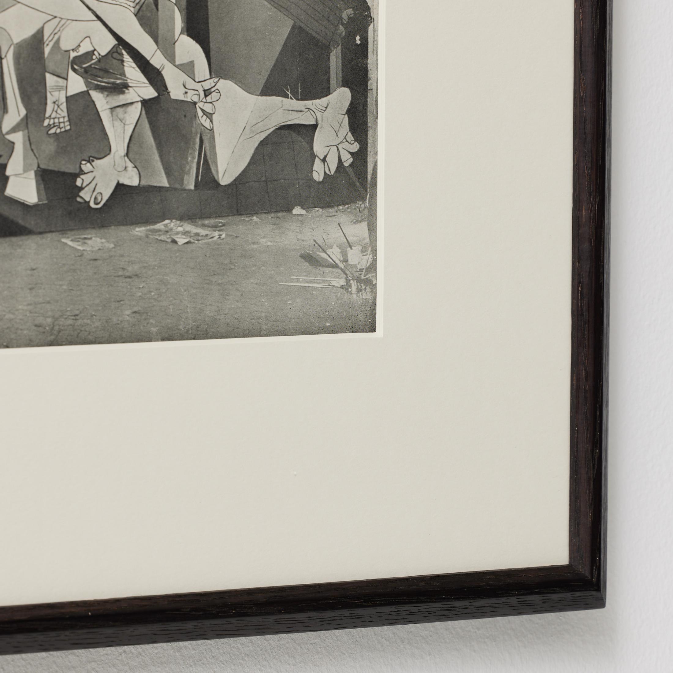 Metà XX secolo Dora Maar - Fotoincisione di Picasso Guernica, 1937 dalla rivista Verve, incorniciata in vendita