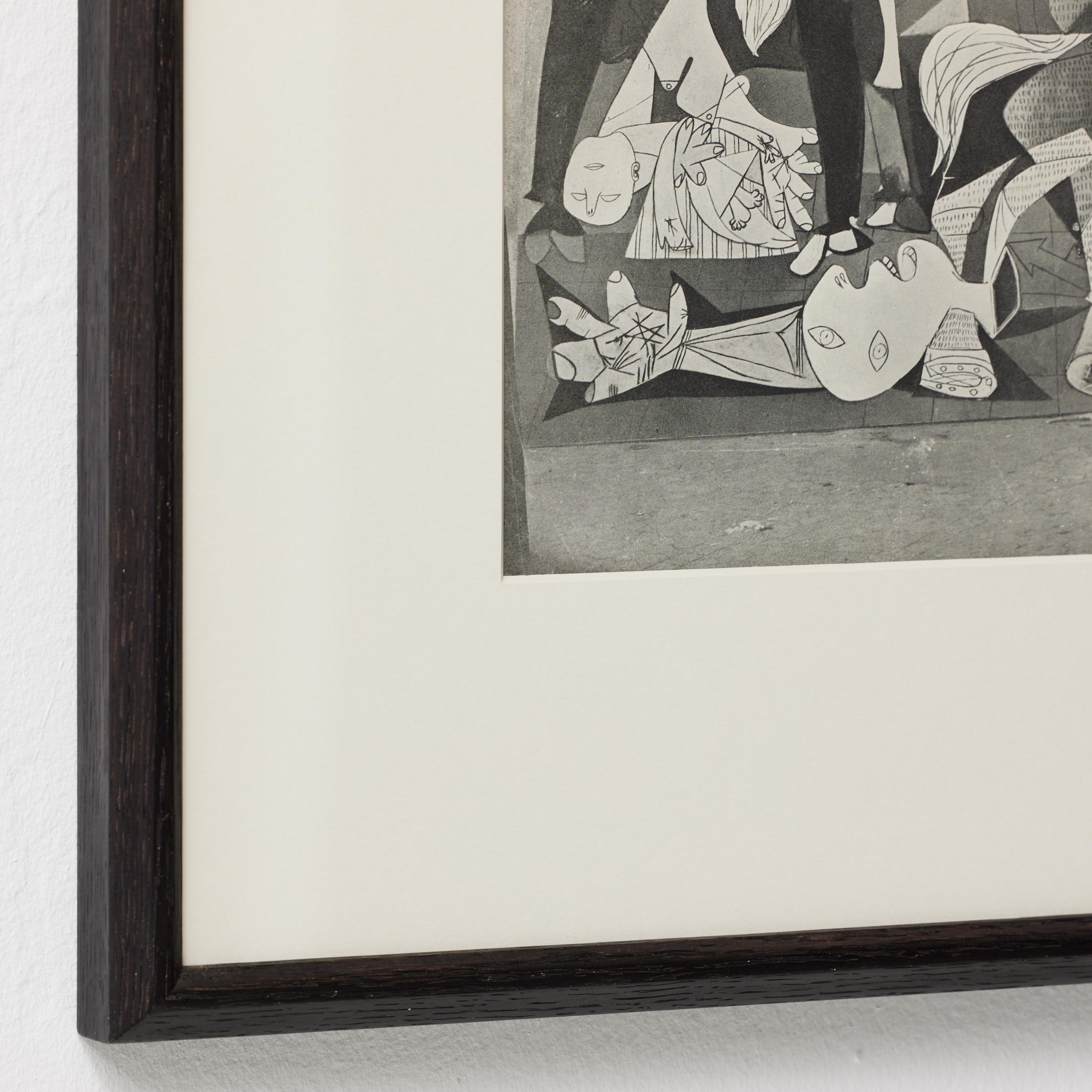 Carta Dora Maar - Fotoincisione di Picasso Guernica, 1937 dalla rivista Verve, incorniciata in vendita
