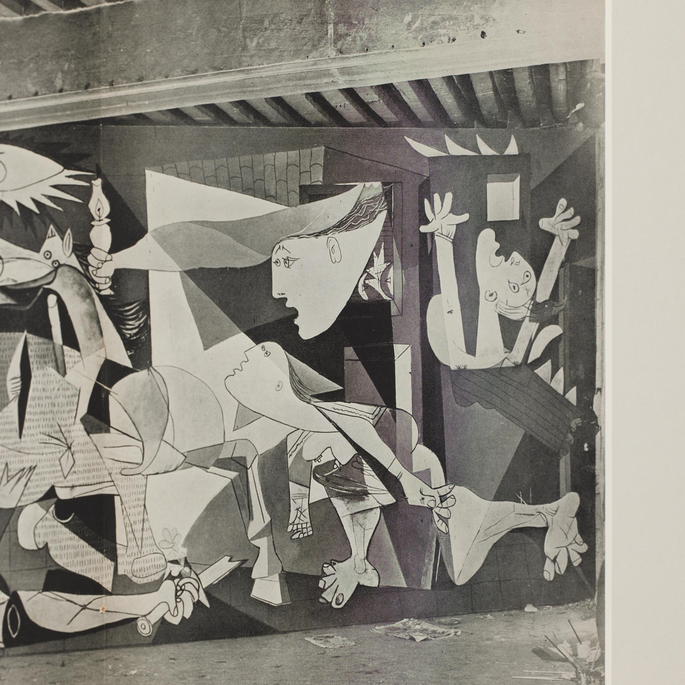 Dora Maar - Fotoincisione di Picasso Guernica, 1937 dalla rivista Verve, incorniciata in vendita 2