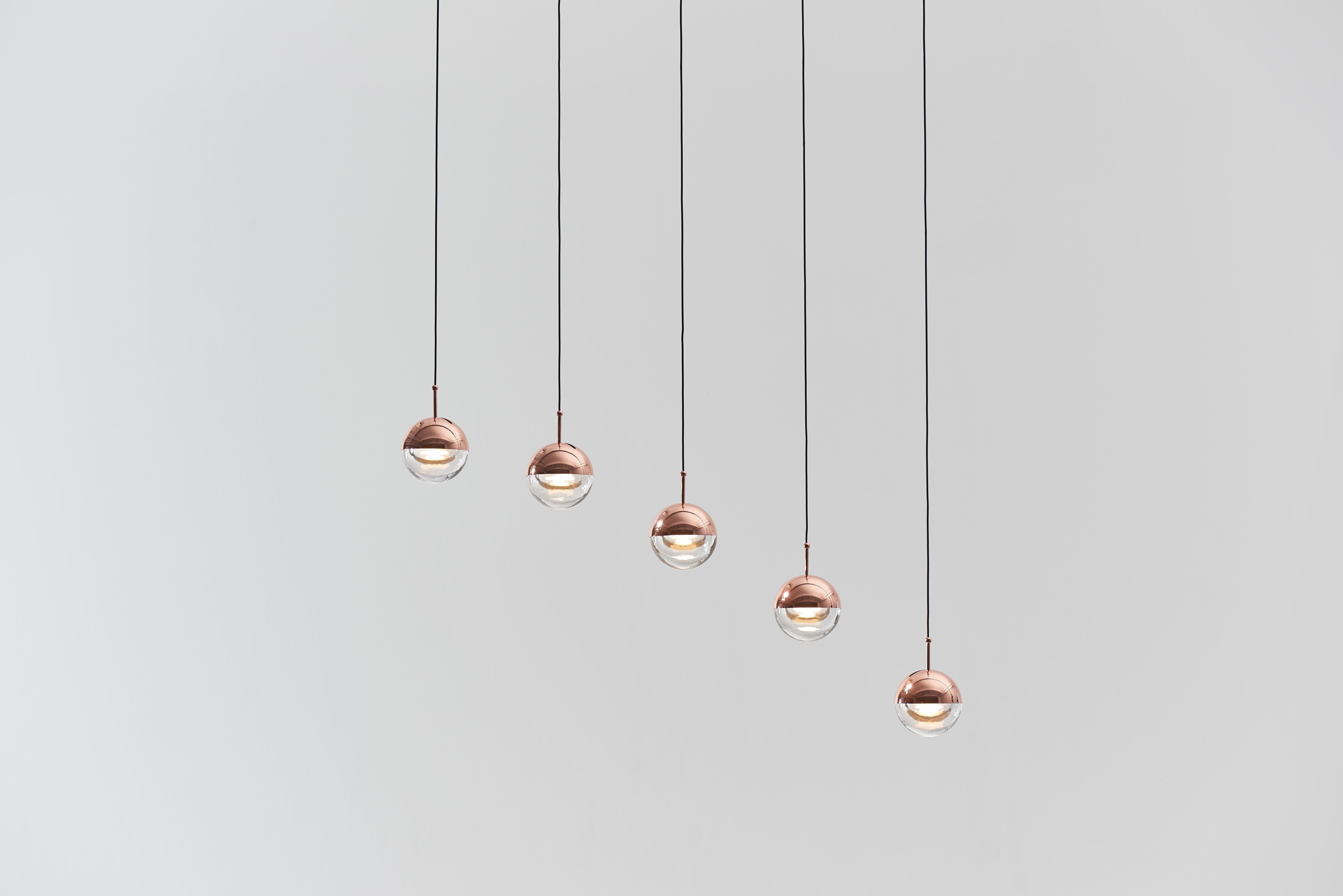 Grazie a una tecnologia all'avanguardia, il Ciondolo DORA PL5 è dotato di un LED CRI 90 che distribuisce delicatamente la luce. Offriamo tre metodi di sospensione: a sospensione, a lampadario e circolare.

Materiale:
Acciaio e