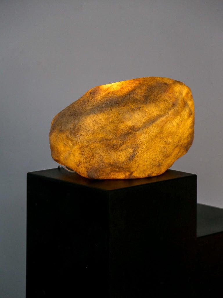 Résine Lampe de table Dora Rock par André Cazenave pour Atelier A en poudre de marbre et résine en vente