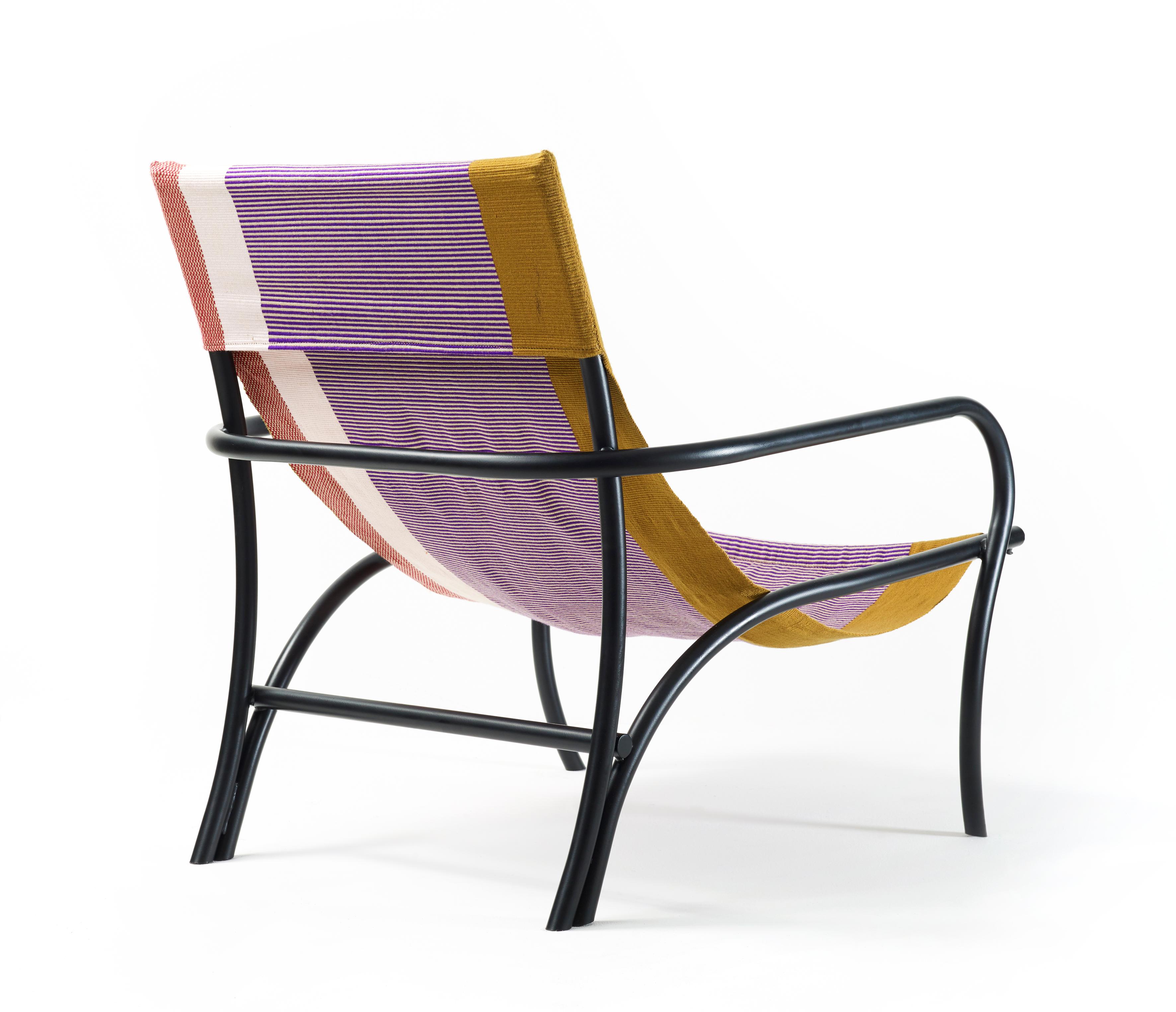 Tumbona Dorado / morado Maraca de Sebastian Herkner.
Materiales: acero tubular galvanizado y recubierto de polvo. 100% algodón. 
Técnica: tejido a mano con hilos de algodón 100%.
Dimensiones: An 72,7 x Pr 86,7 x Al 88,5 cm 
Disponible en