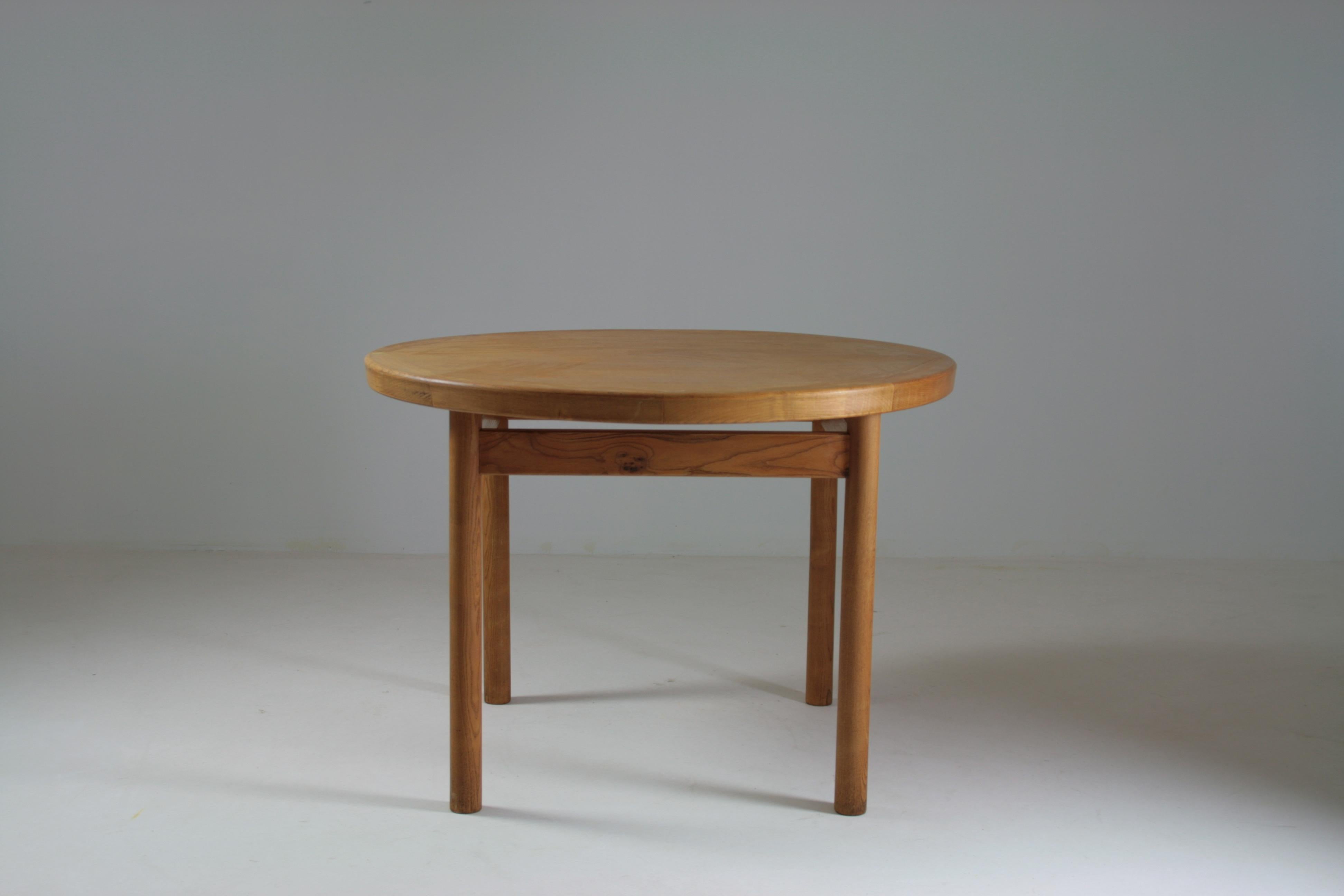 Round “Dordogne” model table by Robert Sentou and produced in the 1950s. Structured in solid ash and veneer. Table with a pretty patina that can accommodate between 4 and 6 people. Beautiful used condition with no particular defects to report.