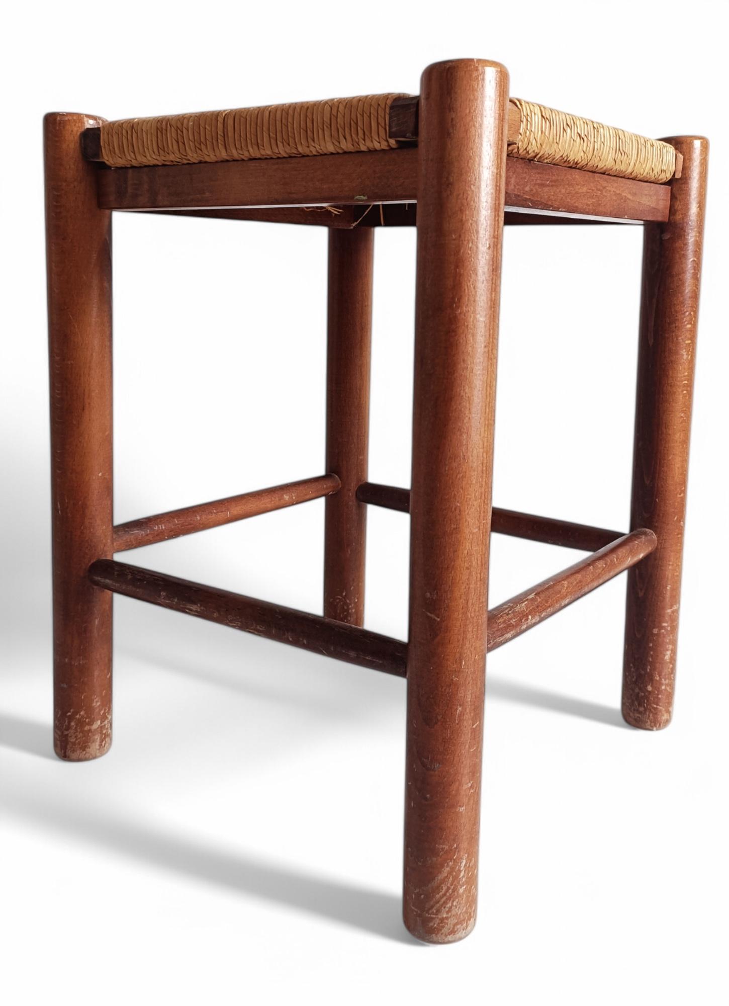 Französischer Hocker im Stil von Charlotte Perriand für Robert Sentou, 1950er Jahre im Zustand „Gut“ im Angebot in Valencia, VC