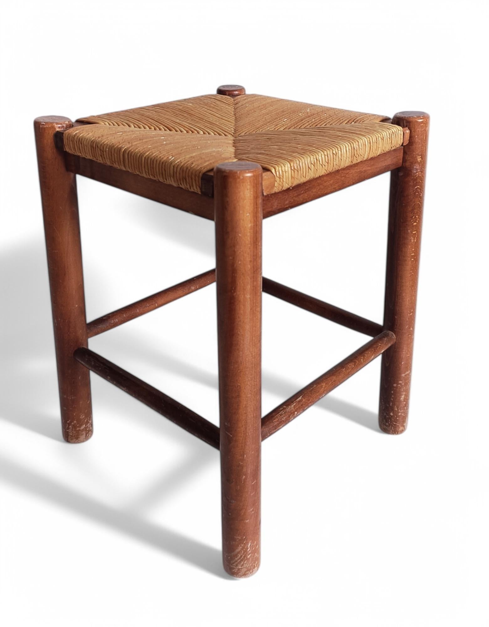 Französischer Hocker im Stil von Charlotte Perriand für Robert Sentou, 1950er Jahre (Naturfaser) im Angebot