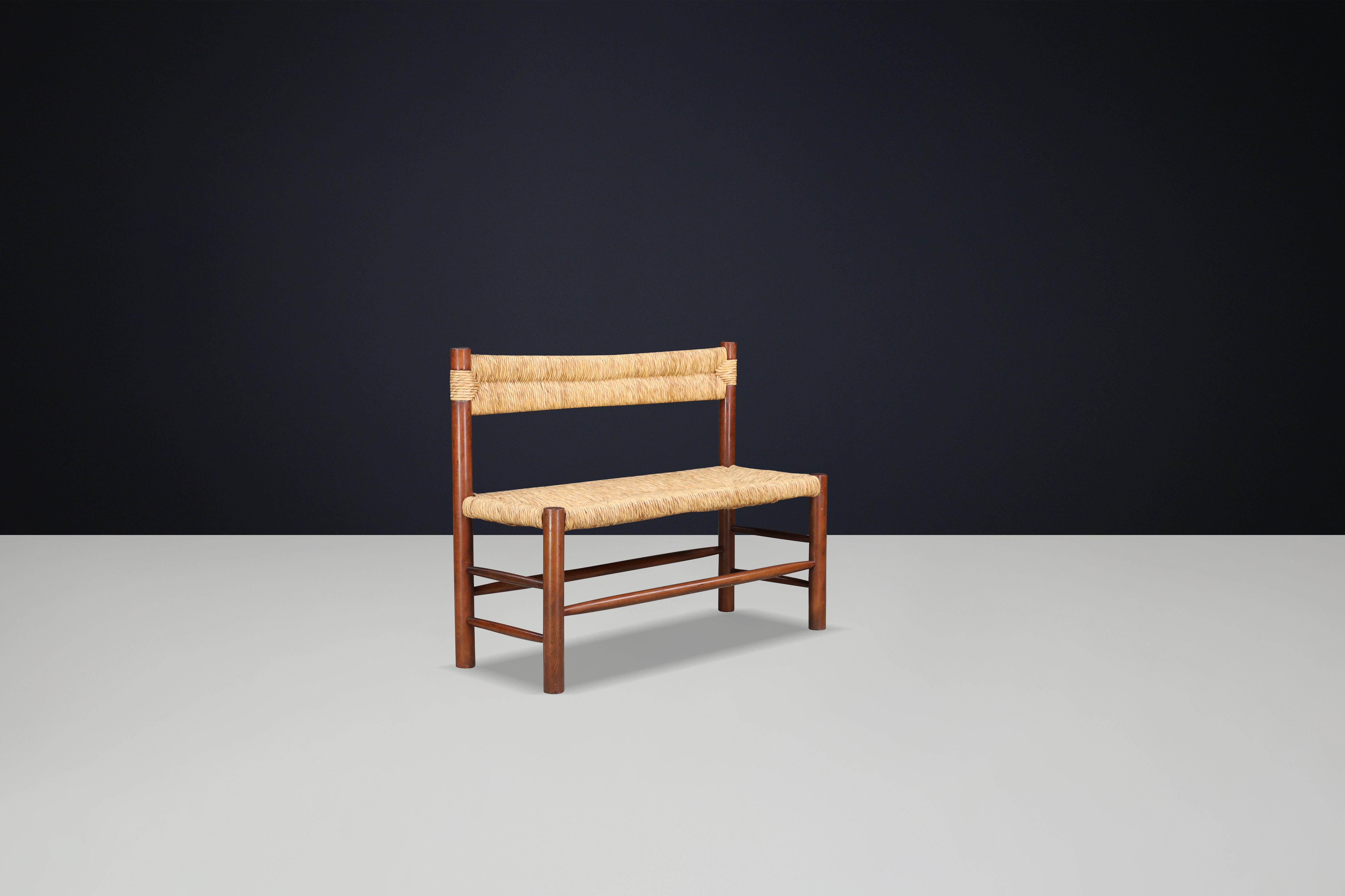 Banc en paille Dordogne par Charlotte Perriand pour Robert Sentou, France, années 1960

Le banc Dordogne, une pièce remarquable conçue par la célèbre designer Charlotte Perriand et fabriquée par l'estimé Robert Sentou dans les années 1960 en France,