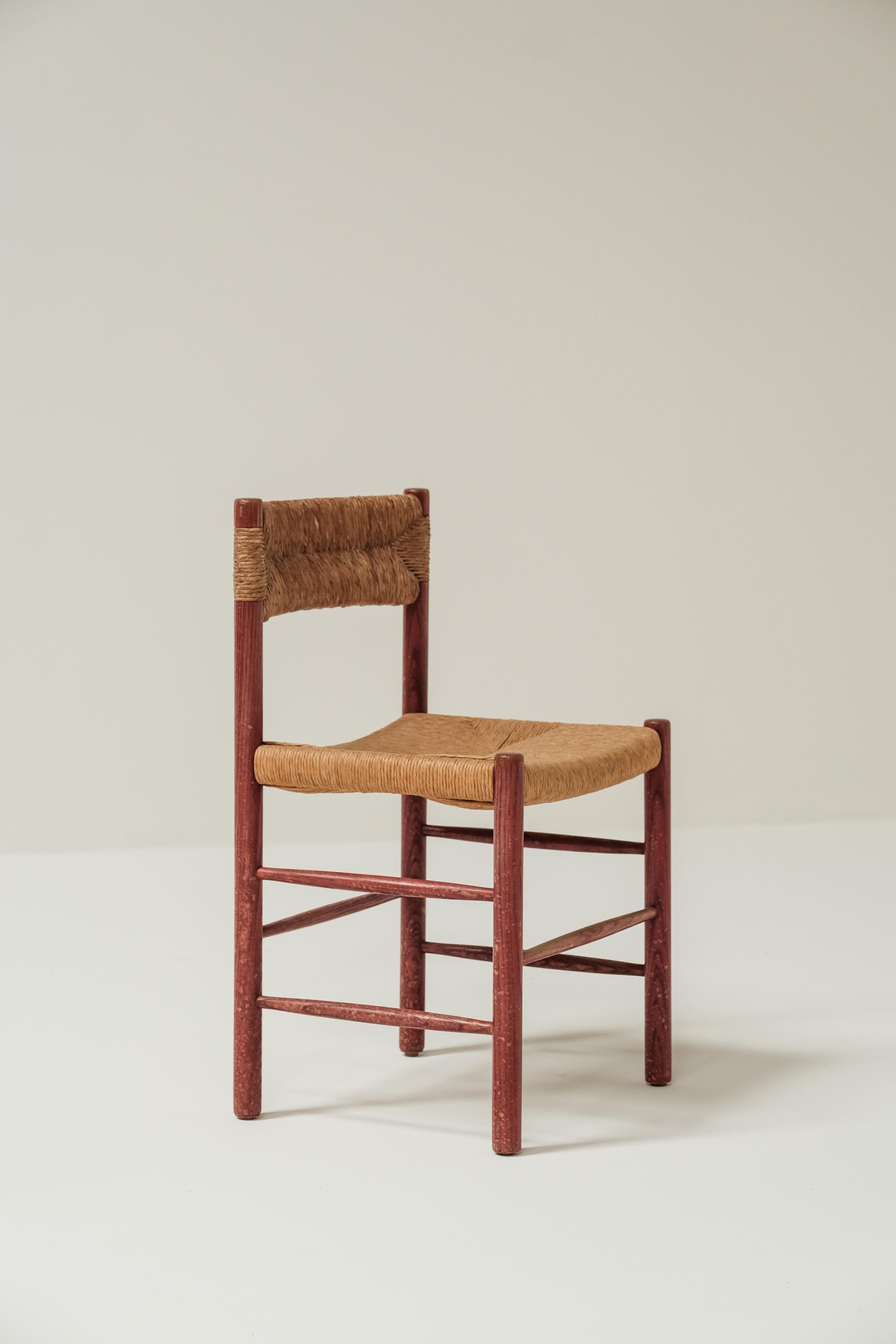 Cette chaise est un véritable témoignage du design intemporel et de l'artisanat impeccable qui ont fait la réputation de Charlotte Perriand. 

Structure en pin massif, assise et dossier en paille. 

Dommages mineurs, voir les photos.