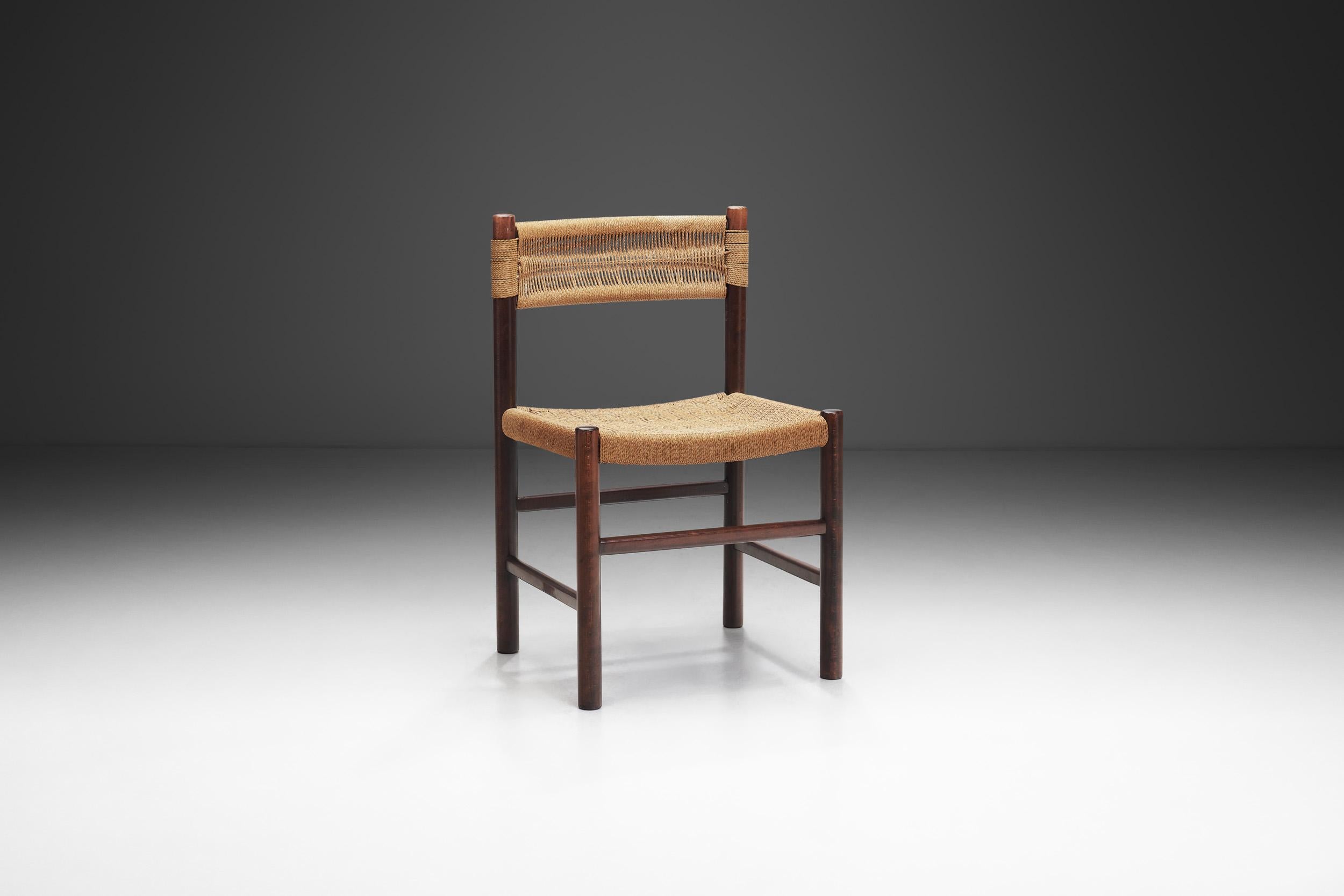 Diese charmante  European dining chair entstand aus dem Wunsch, ein Design zu schaffen, das bequem, organisch und in seiner Einfachheit gemütlich ist. Das Design, das an Charlotte Perriands berühmtes Stuhlmodell 