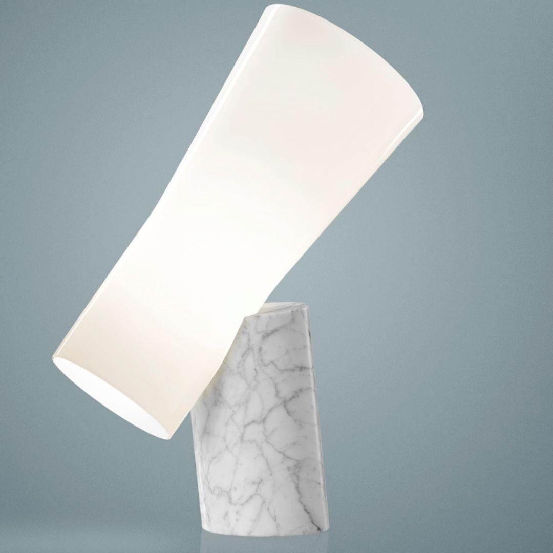 Lucidato Lampada da tavolo Dordoni 'Nilo' in vetro soffiato e marmo bianco di Carrara per Foscarini in vendita