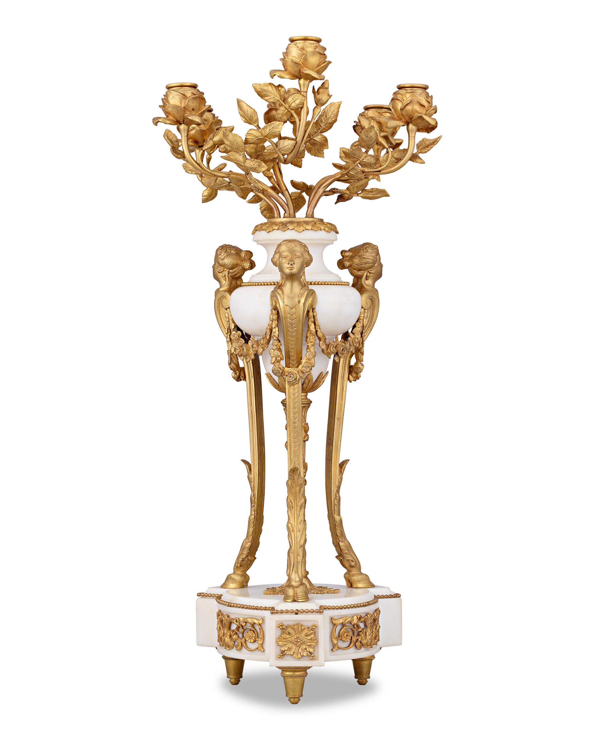 Cette paire exceptionnelle de candélabres du Second Empire français illustre la grandeur et l'exubérance de cette époque décorative. Réalisées en bronze doré et en marbre blanc, ces lampes sont conçues dans le style néoclassique, avec des feuilles