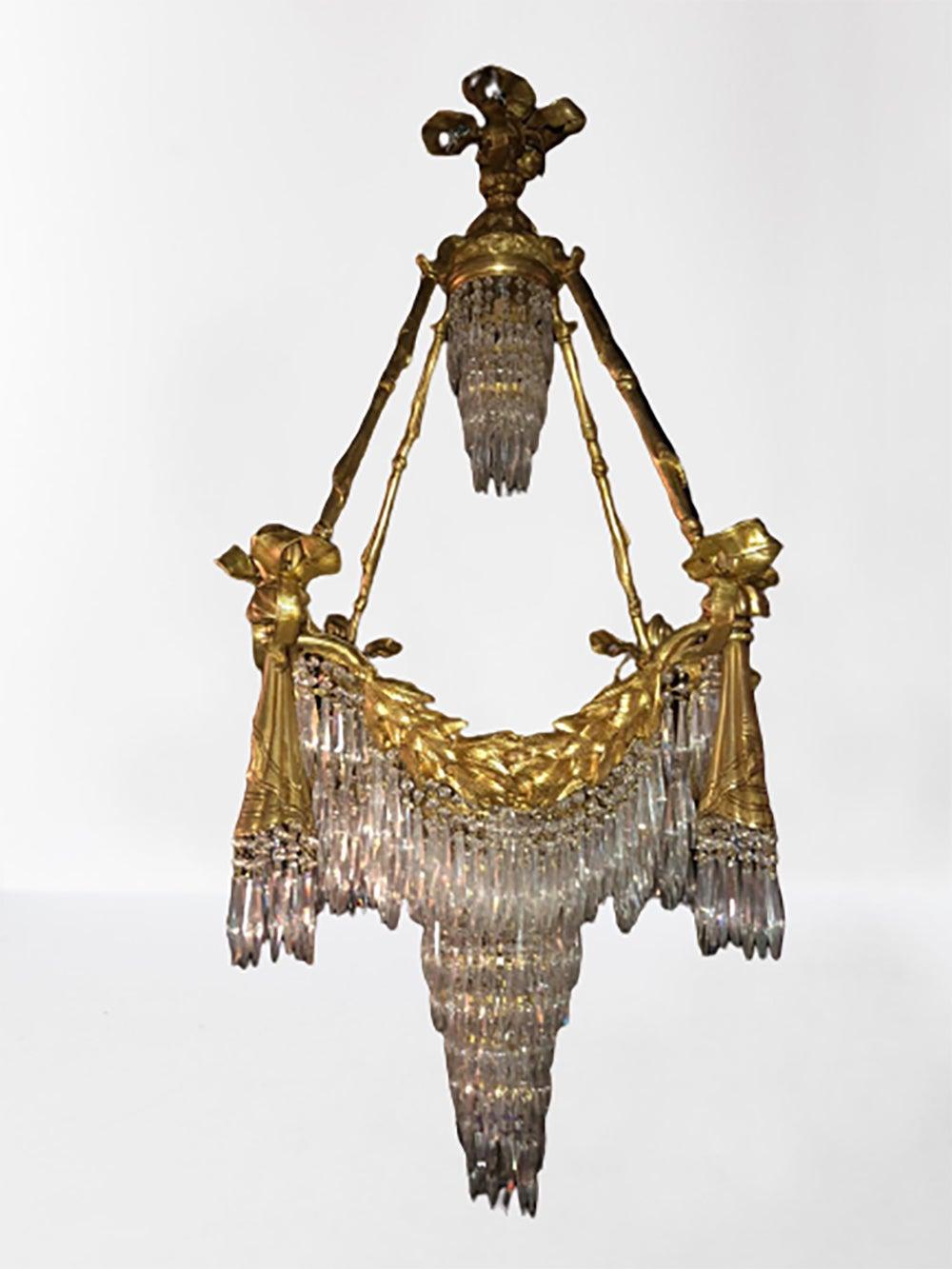 Lustre Dor en bronze de style Louis XVI avec pampilles en cristal et ruban de draperie Bon état - En vente à Stamford, CT