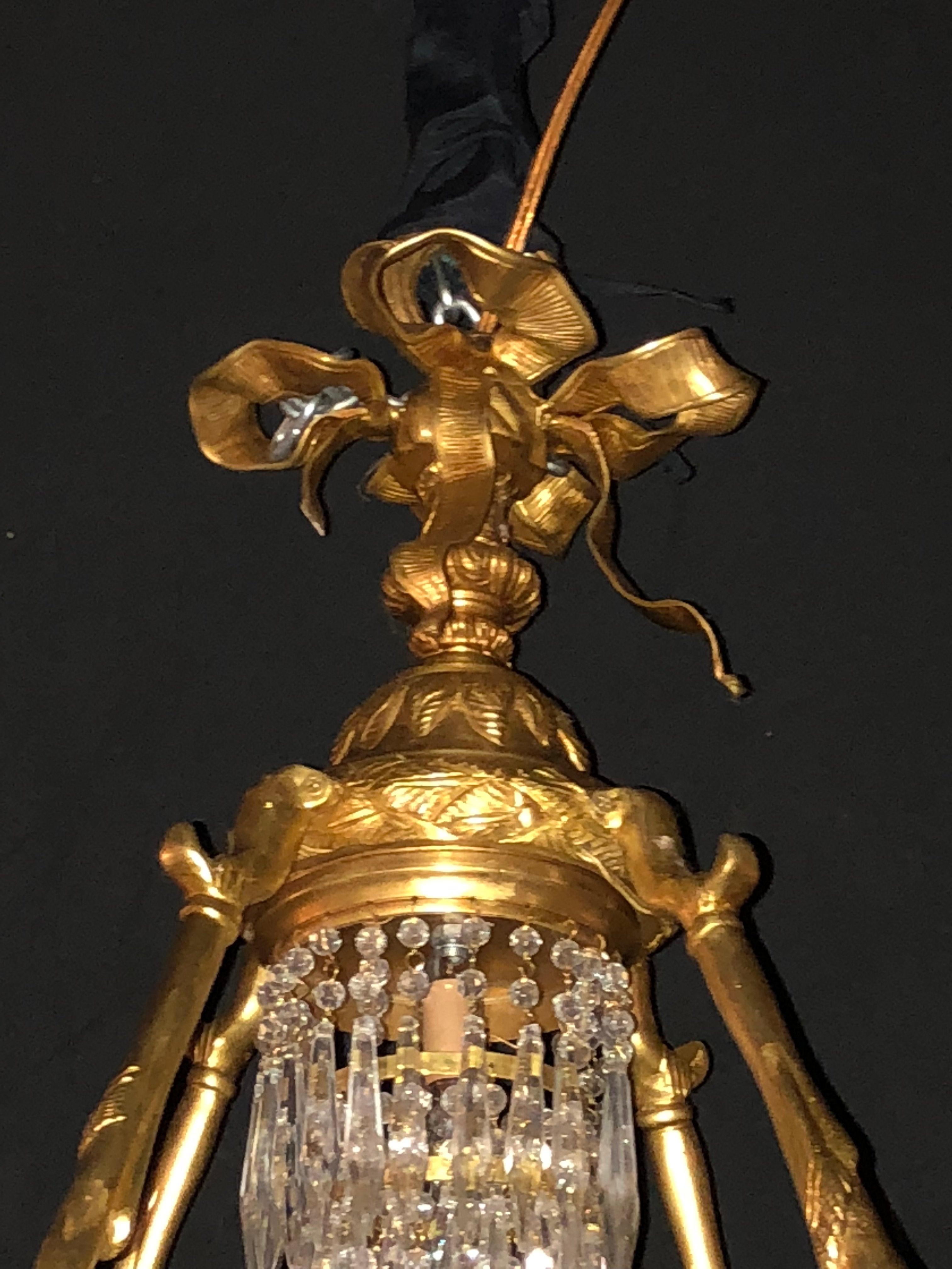20ième siècle Lustre Dor en bronze de style Louis XVI avec pampilles en cristal et ruban de draperie en vente
