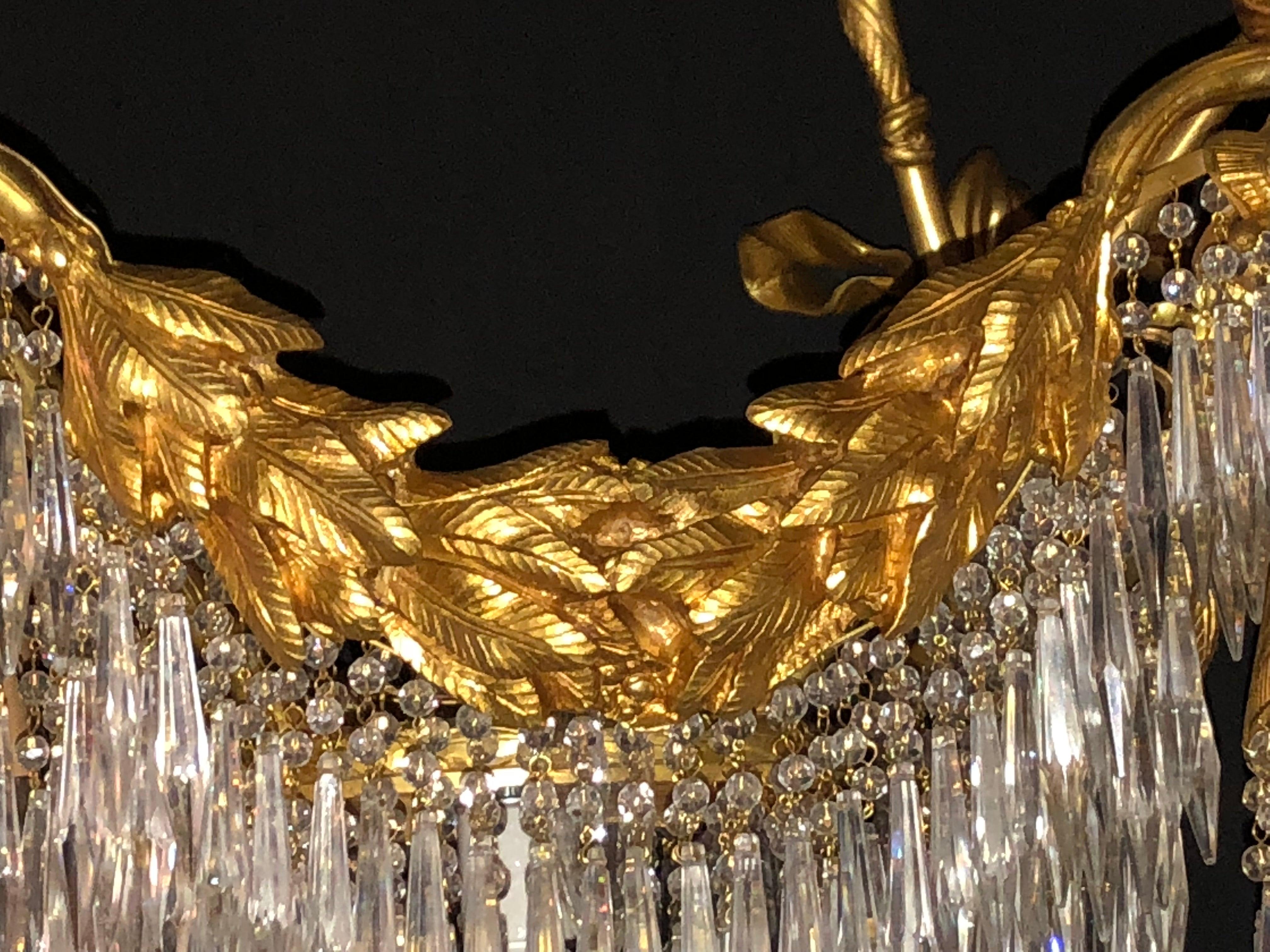 Cristal Lustre Dor en bronze de style Louis XVI avec pampilles en cristal et ruban de draperie en vente