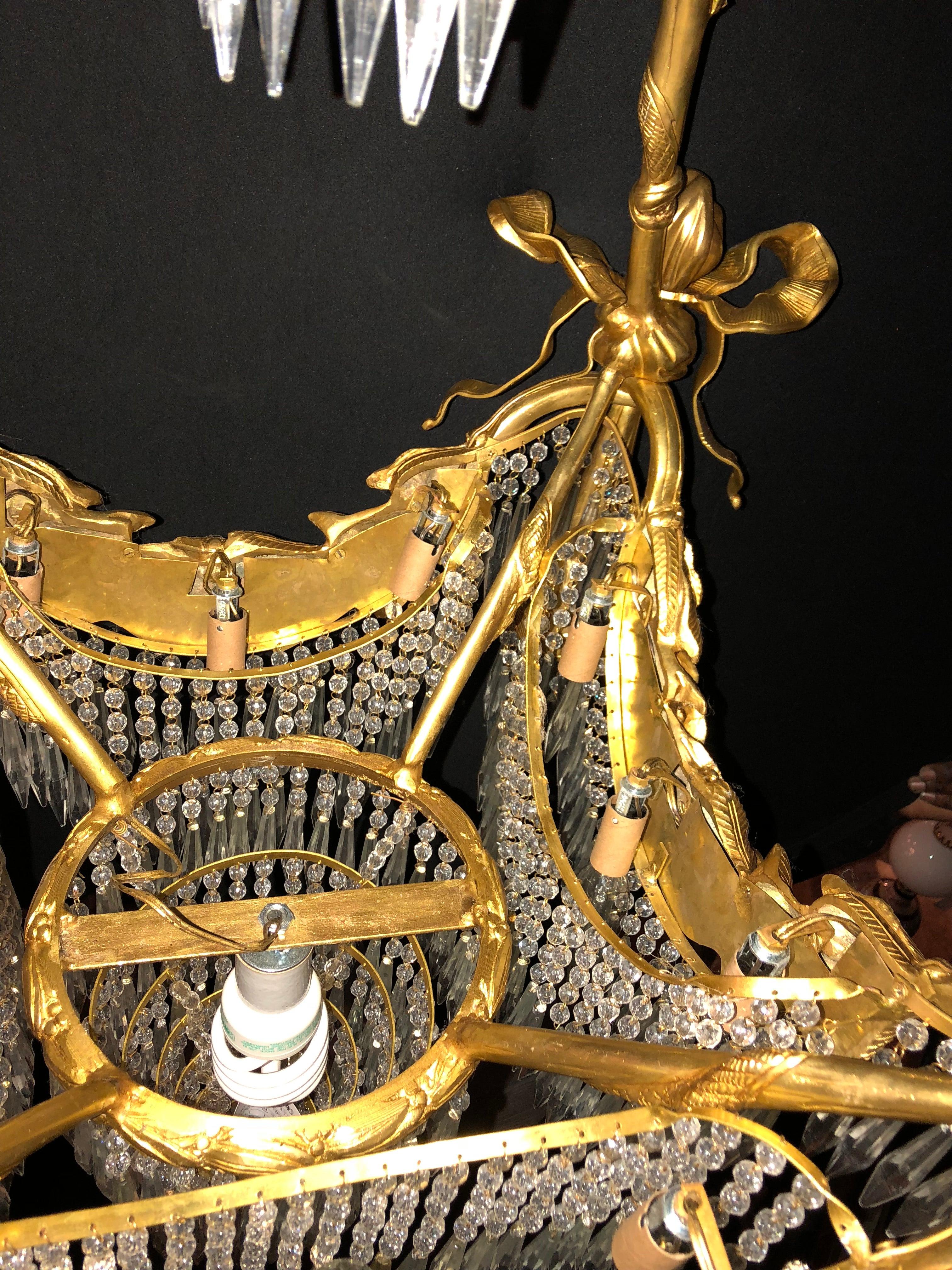 Lustre Dor en bronze de style Louis XVI avec pampilles en cristal et ruban de draperie en vente 3