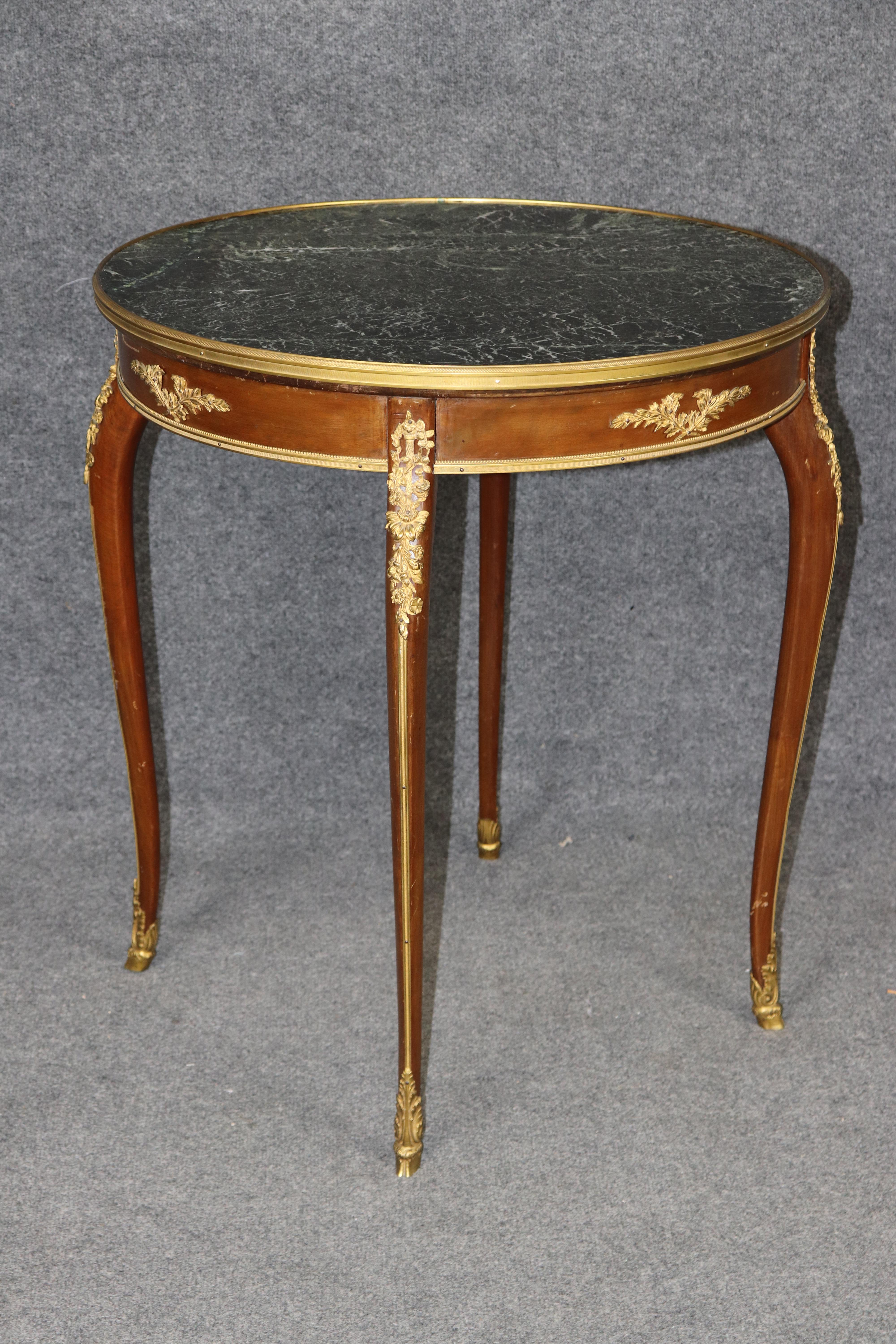 Cette table d'appoint de style Louis XV signée E. Bardin & Cie est un exemple luxueux d'art décoratif français provenant de l'un des ateliers parisiens les plus respectés du XIXe siècle et du début du XXe siècle. Cette pièce exquise présente un