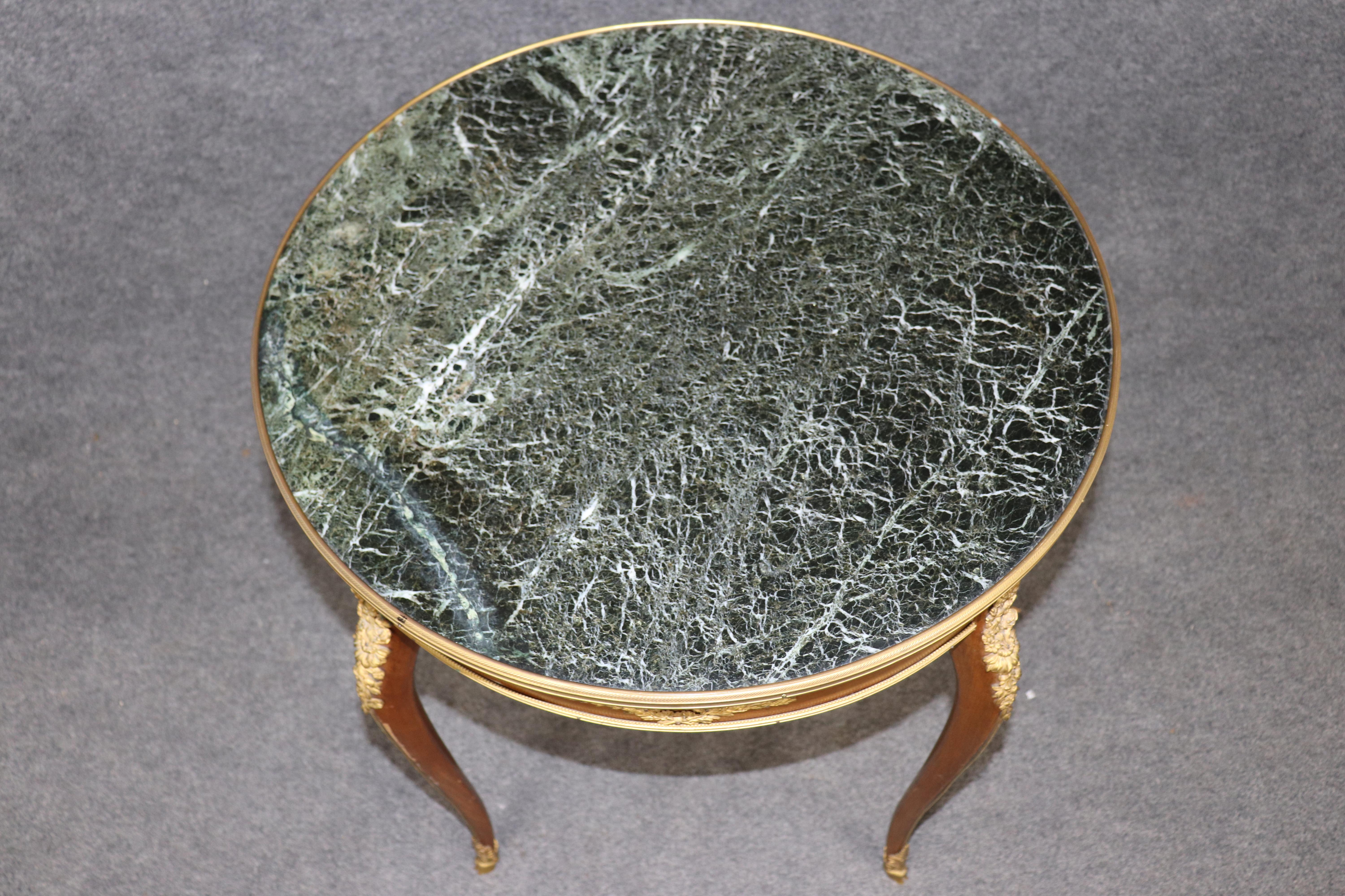 Français Table ronde française Louis XV à plateau de marbre Dore' Bronze par E.Bardin & Cie en vente