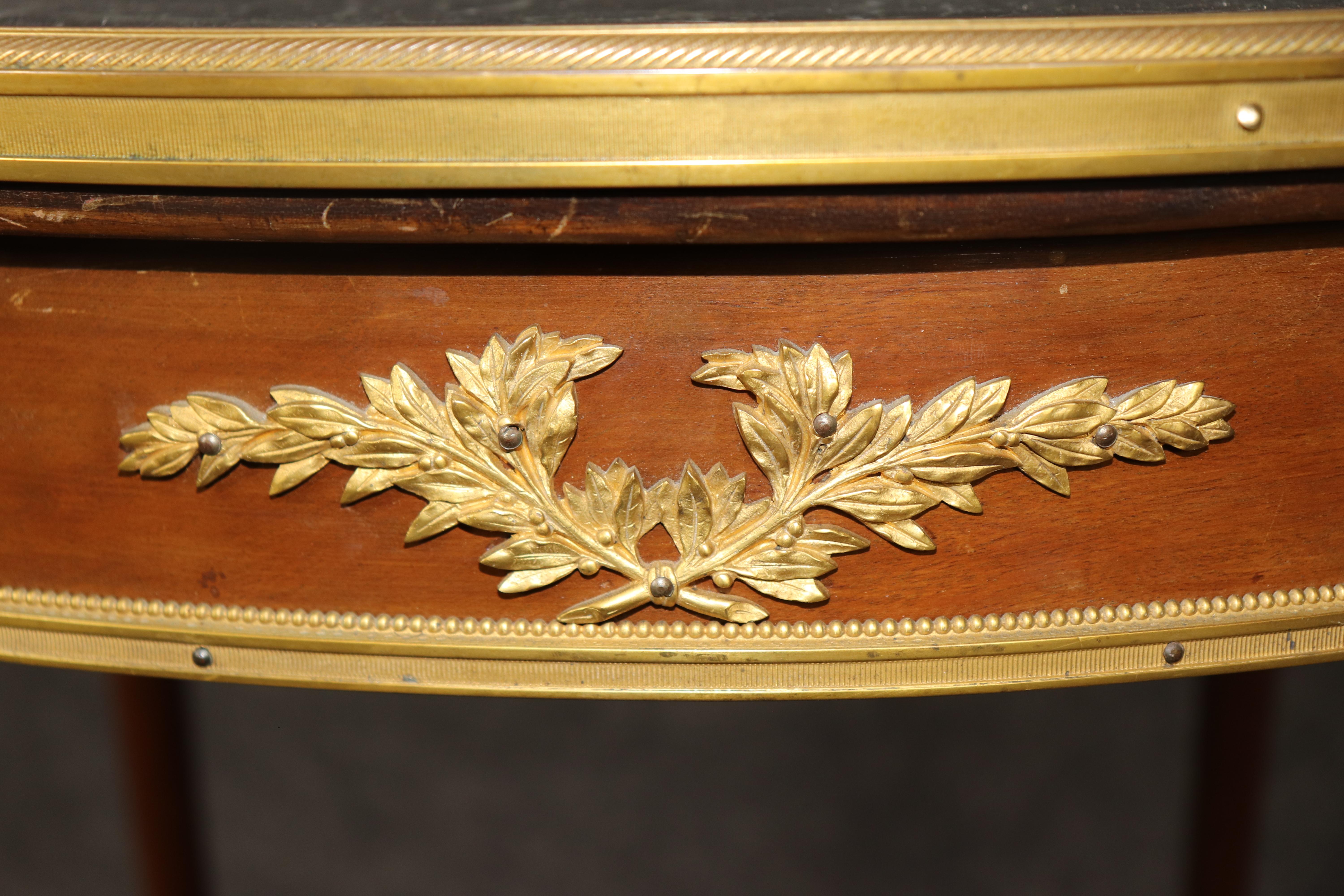 Table ronde française Louis XV à plateau de marbre Dore' Bronze par E.Bardin & Cie en vente 1