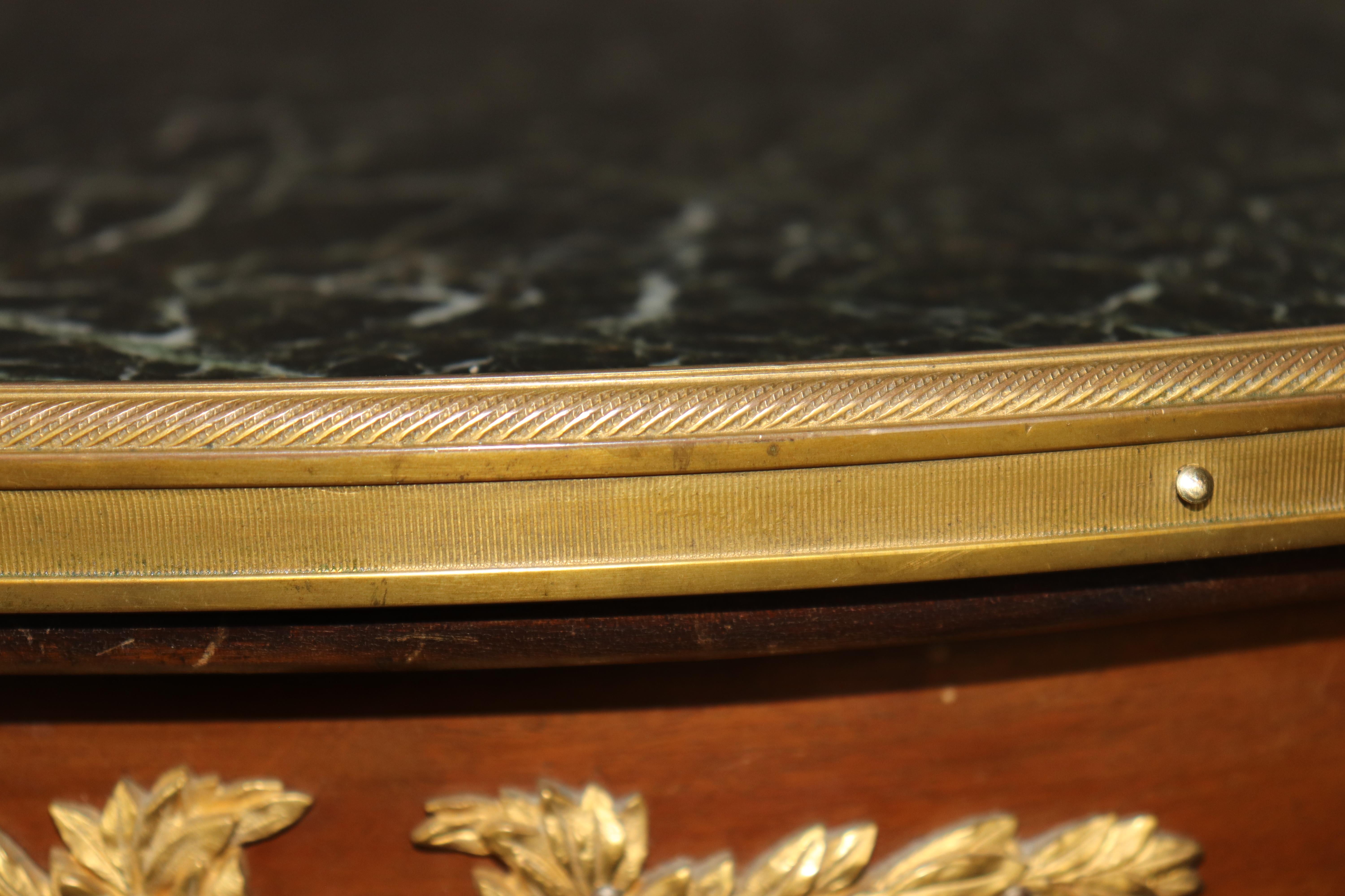 Table ronde française Louis XV à plateau de marbre Dore' Bronze par E.Bardin & Cie en vente 2