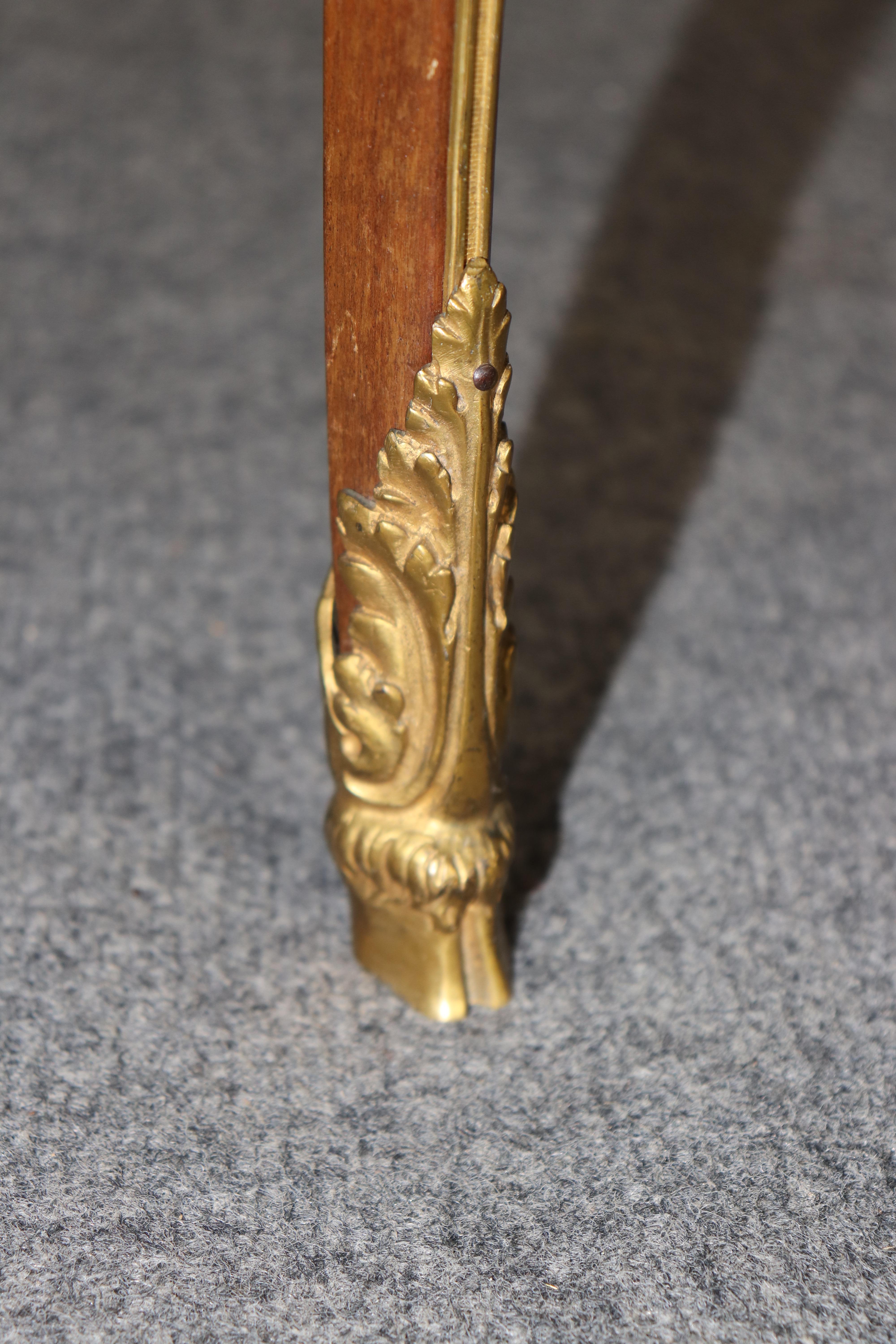 Table ronde française Louis XV à plateau de marbre Dore' Bronze par E.Bardin & Cie en vente 3