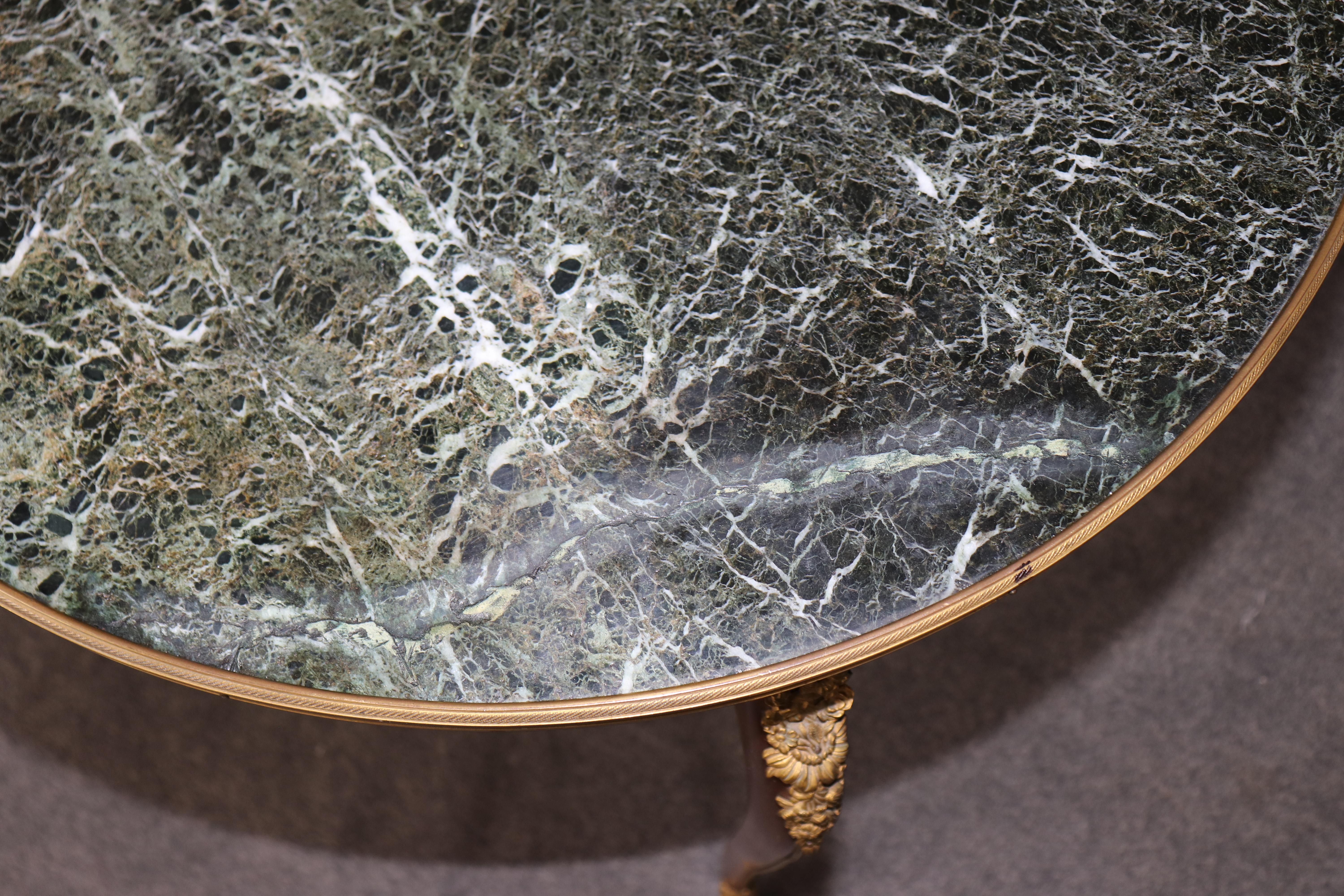 Table ronde française Louis XV à plateau de marbre Dore' Bronze par E.Bardin & Cie en vente 4