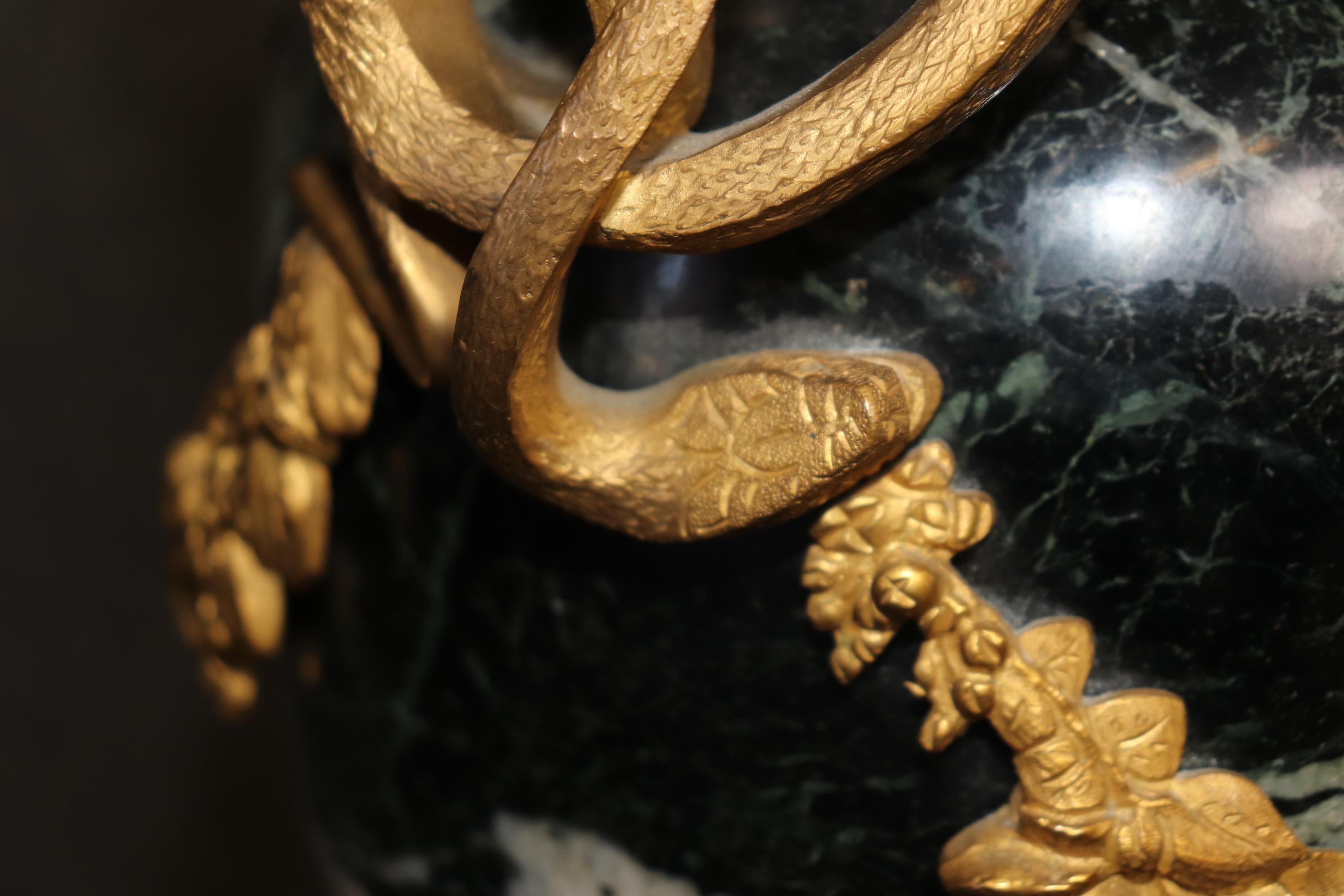 Cassolette in marmo con montatura in bronzo Dore' Impero francese Verdi con serpenti in vendita 3