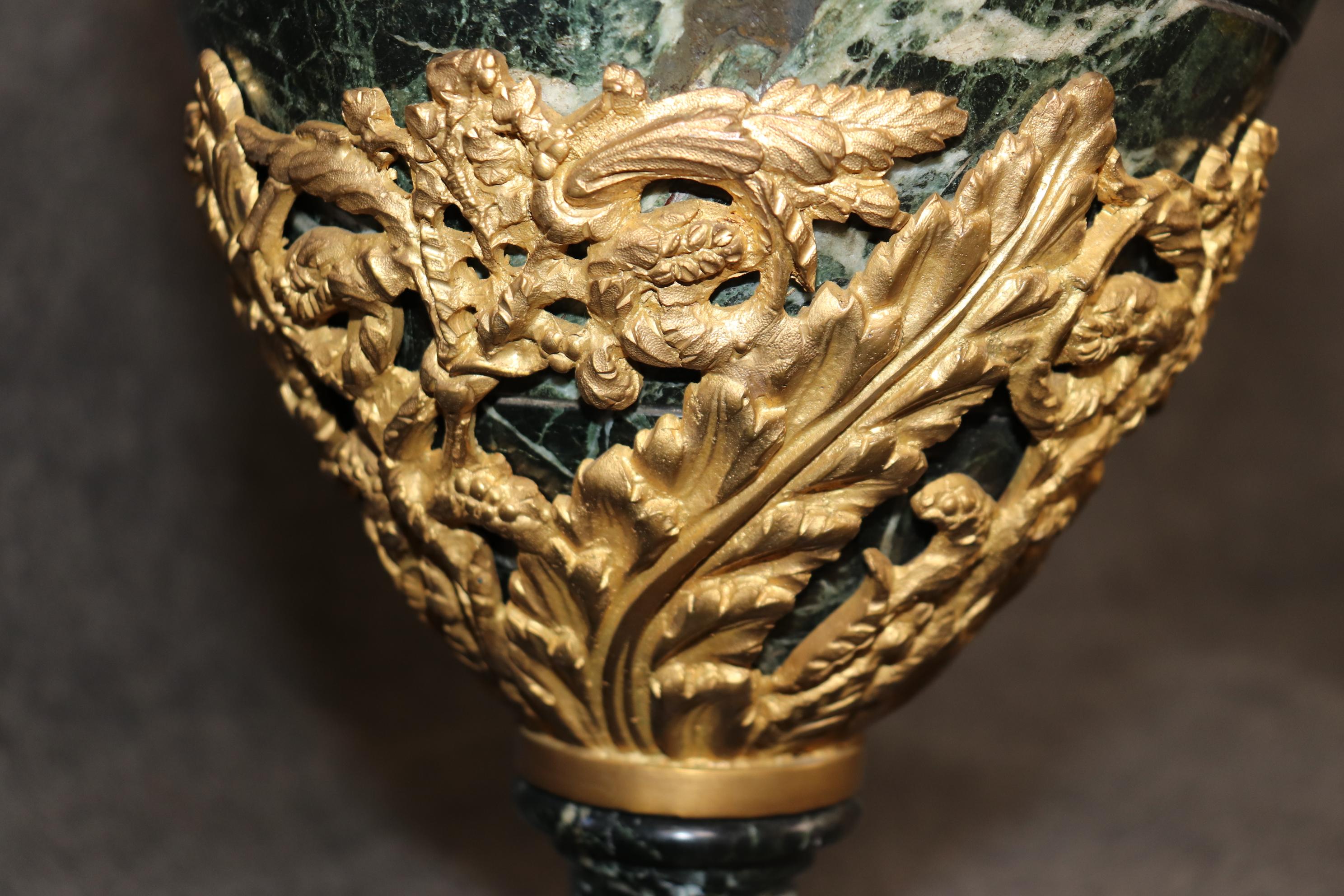Cassolette in marmo con montatura in bronzo Dore' Impero francese Verdi con serpenti in vendita 4