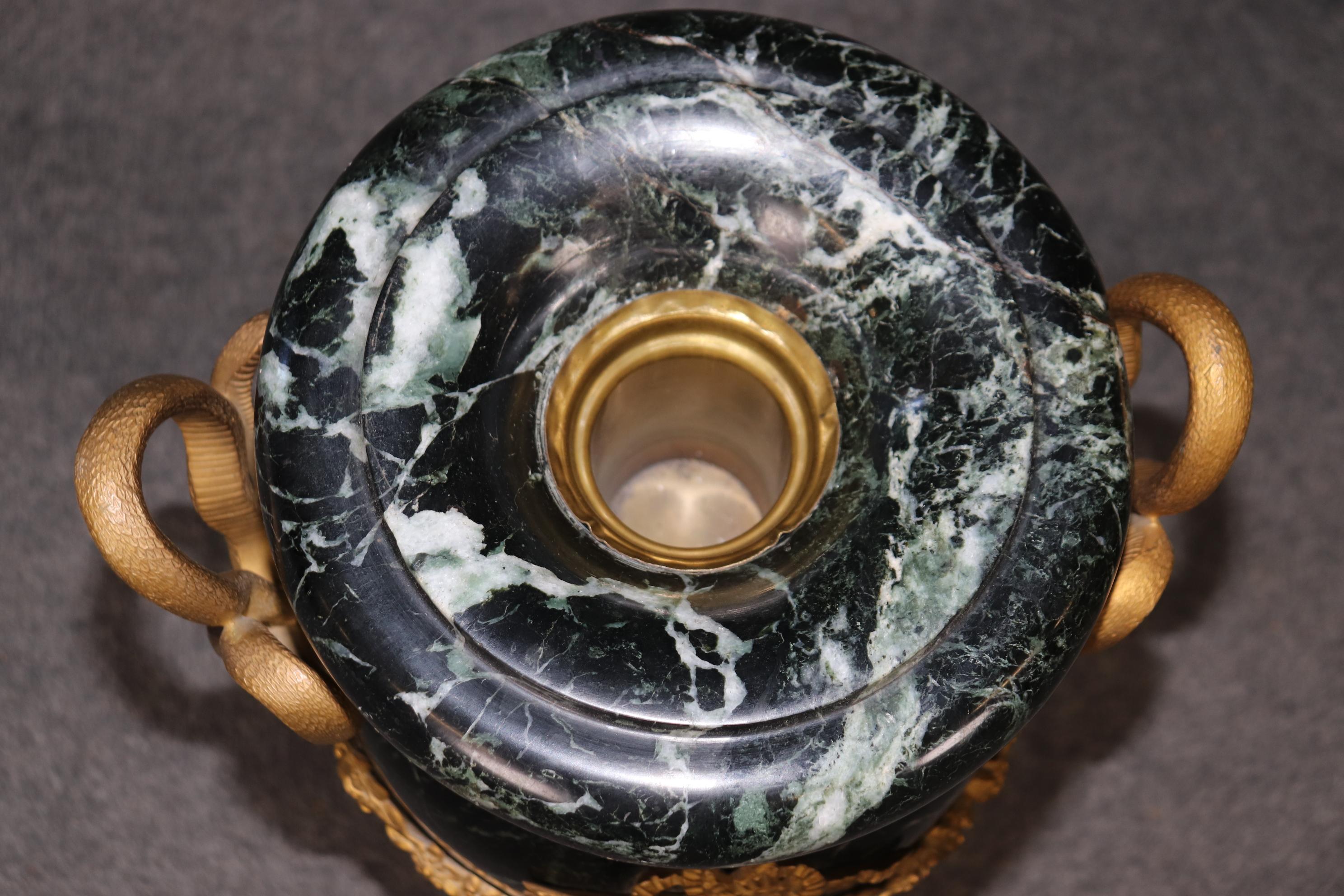 Cassolette in marmo con montatura in bronzo Dore' Impero francese Verdi con serpenti in vendita 5