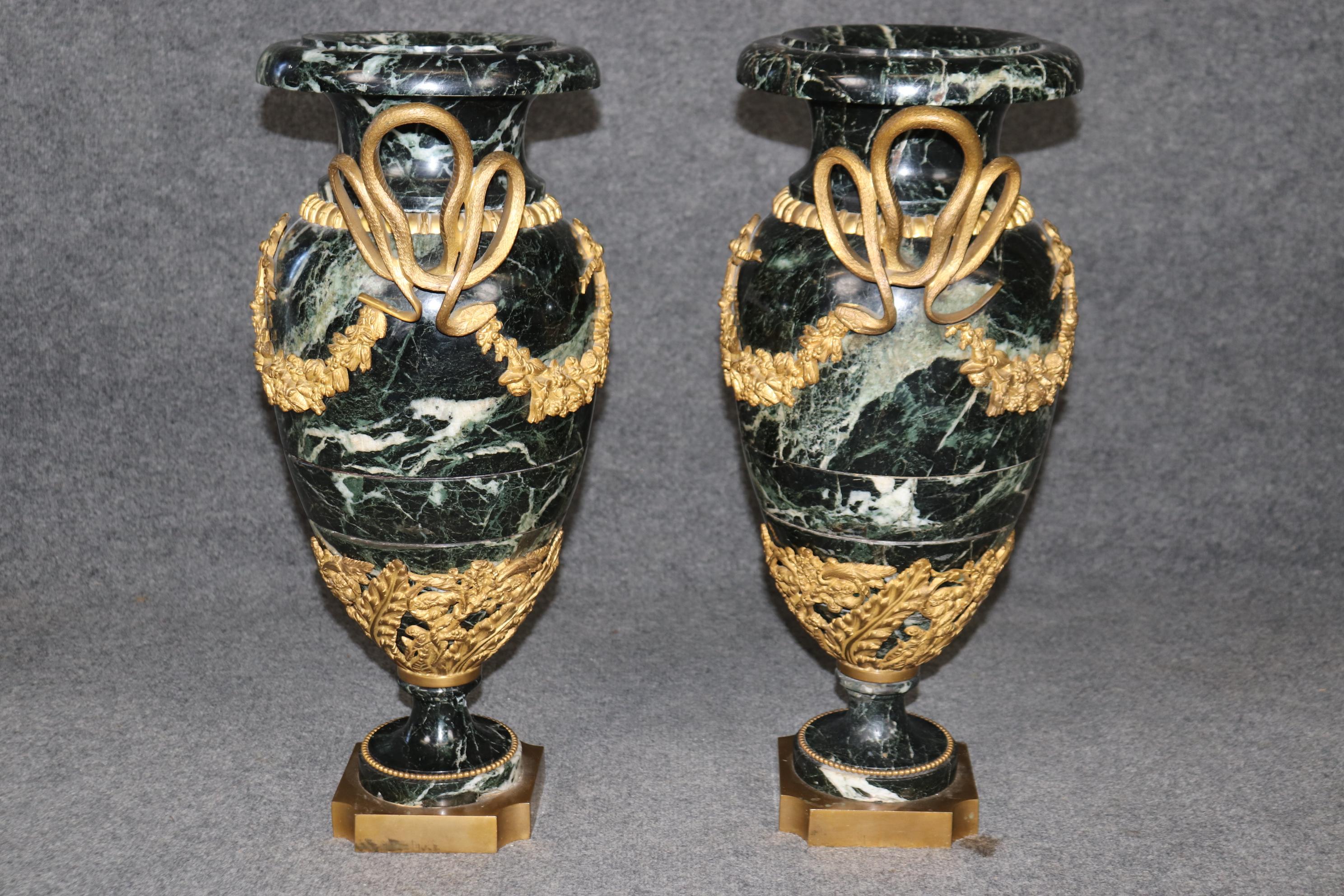 Francese Cassolette in marmo con montatura in bronzo Dore' Impero francese Verdi con serpenti in vendita