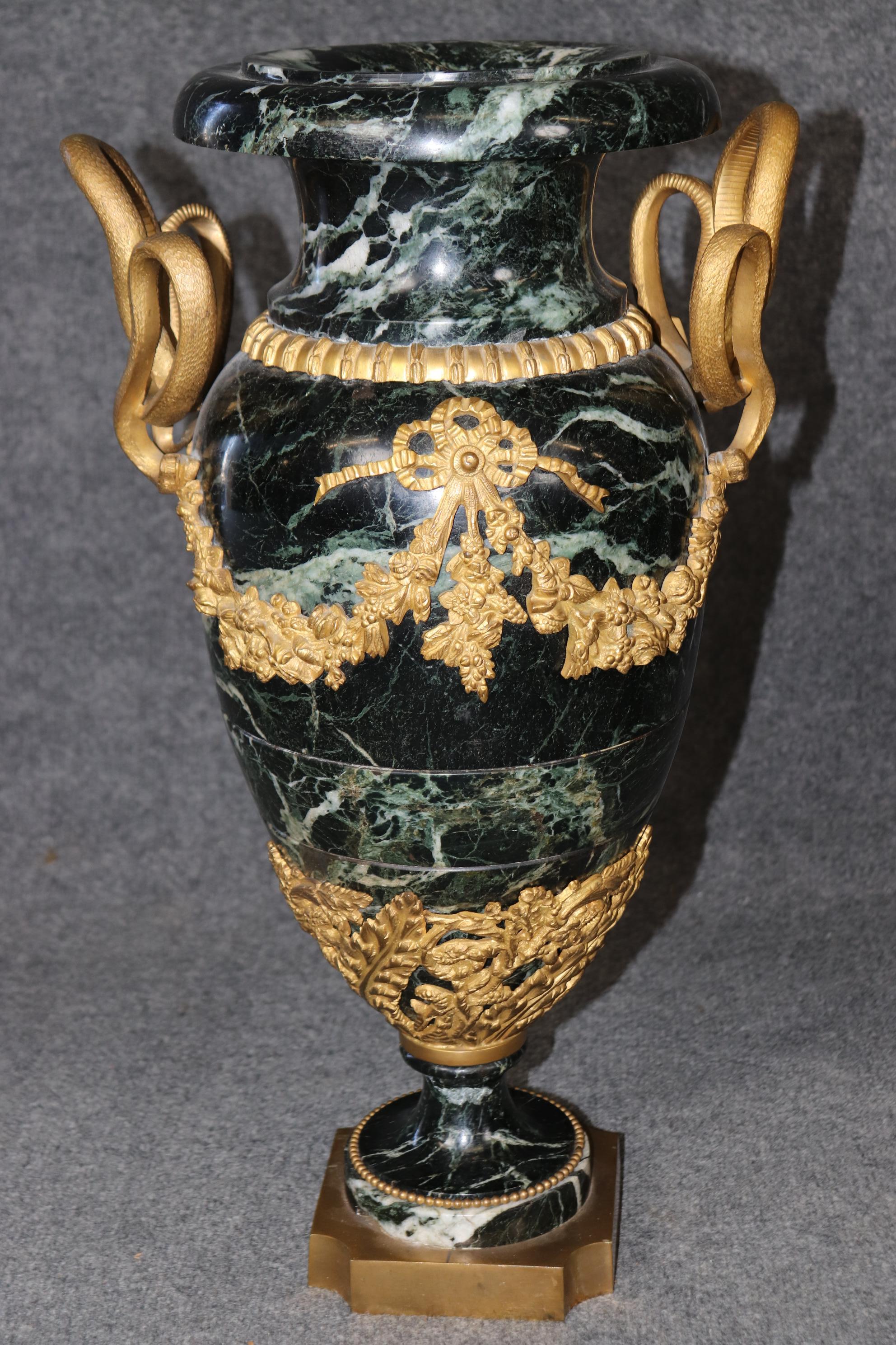 Cassolette in marmo con montatura in bronzo Dore' Impero francese Verdi con serpenti In condizioni buone in vendita a Swedesboro, NJ