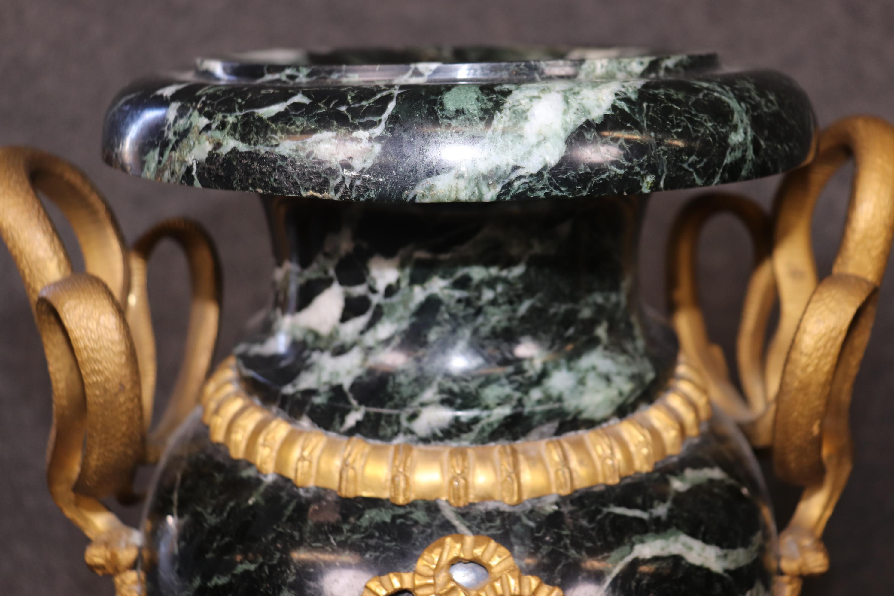 Bronzo Cassolette in marmo con montatura in bronzo Dore' Impero francese Verdi con serpenti in vendita