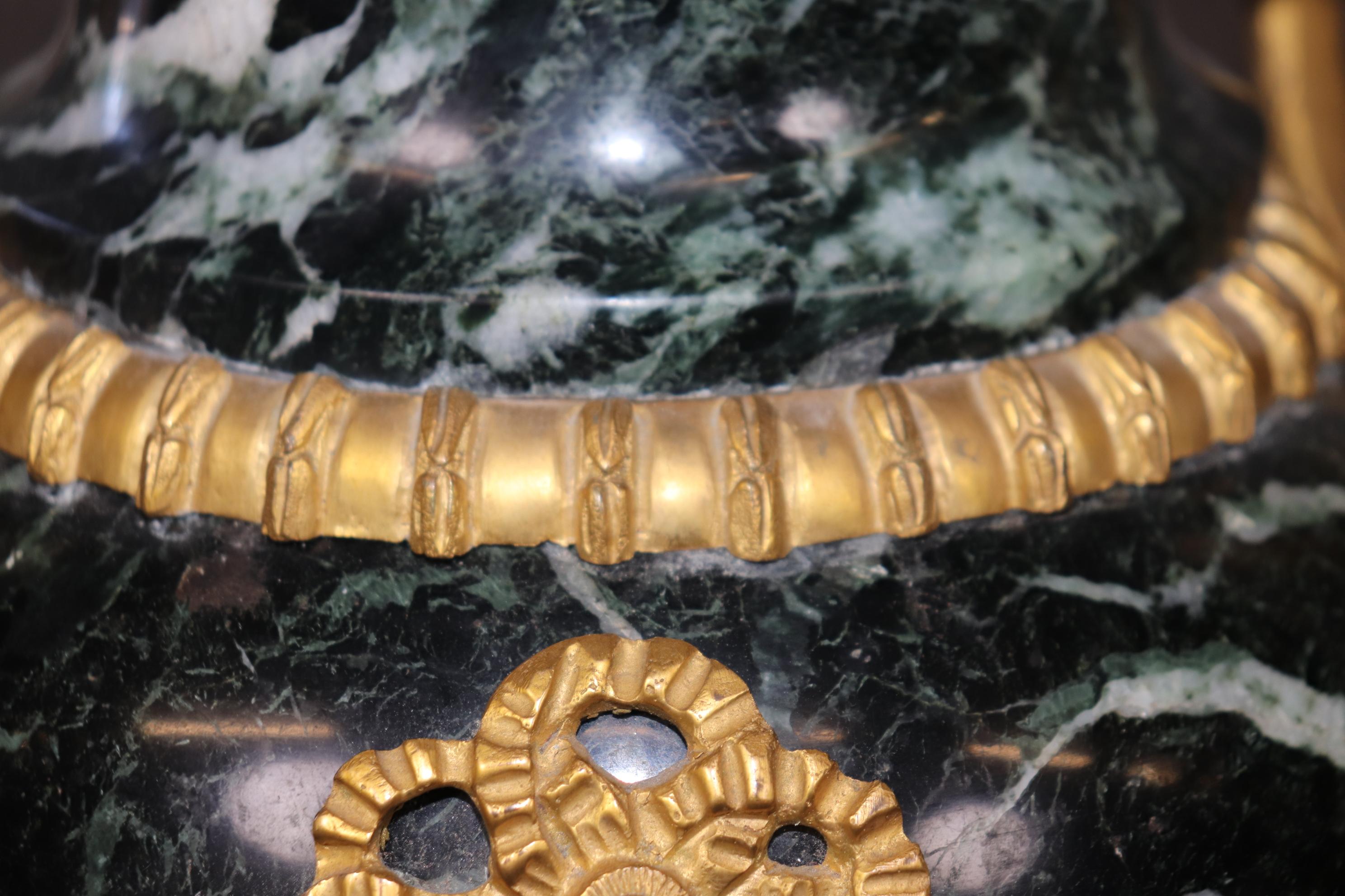 Cassolette in marmo con montatura in bronzo Dore' Impero francese Verdi con serpenti in vendita 1