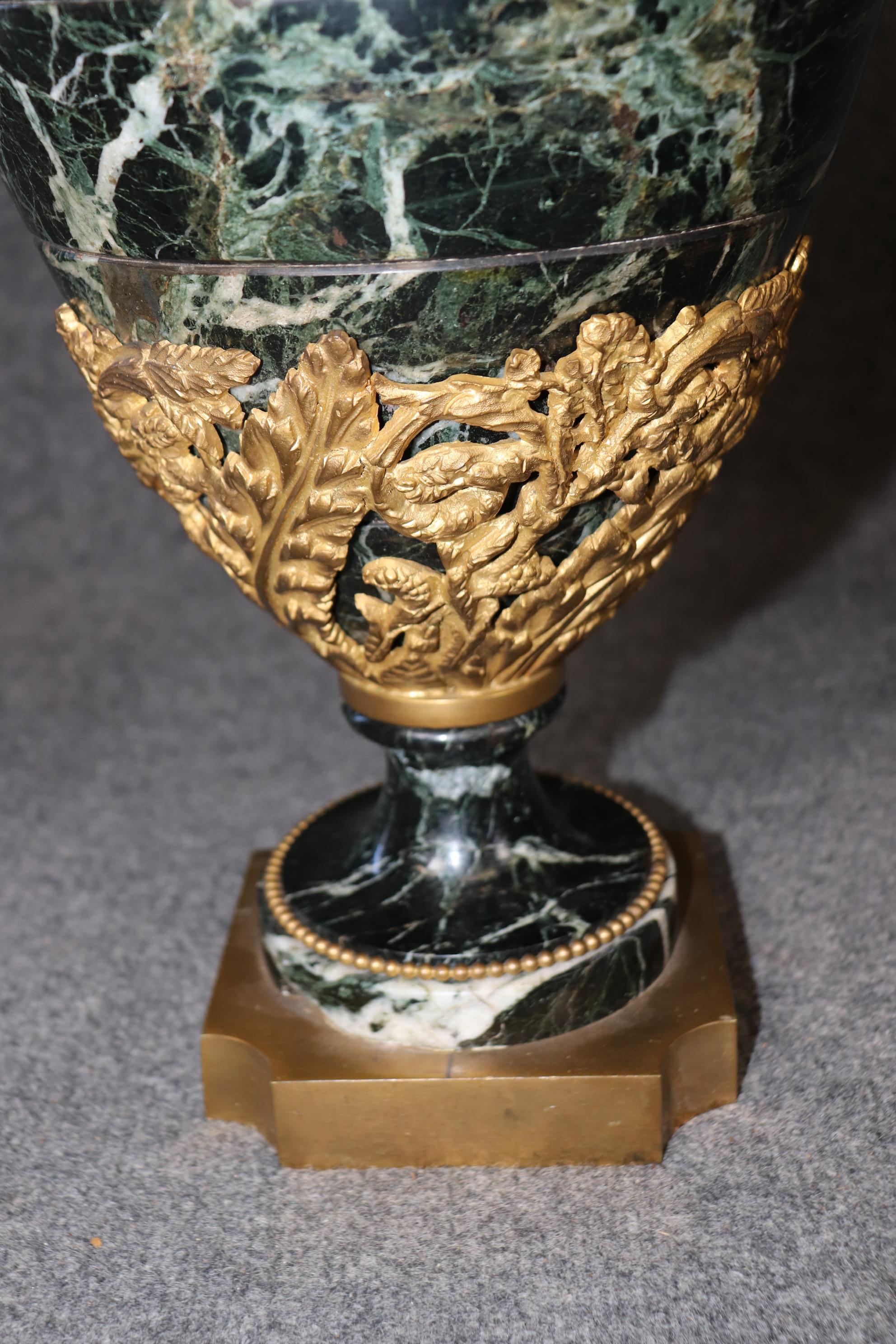 Cassolette in marmo con montatura in bronzo Dore' Impero francese Verdi con serpenti in vendita 2