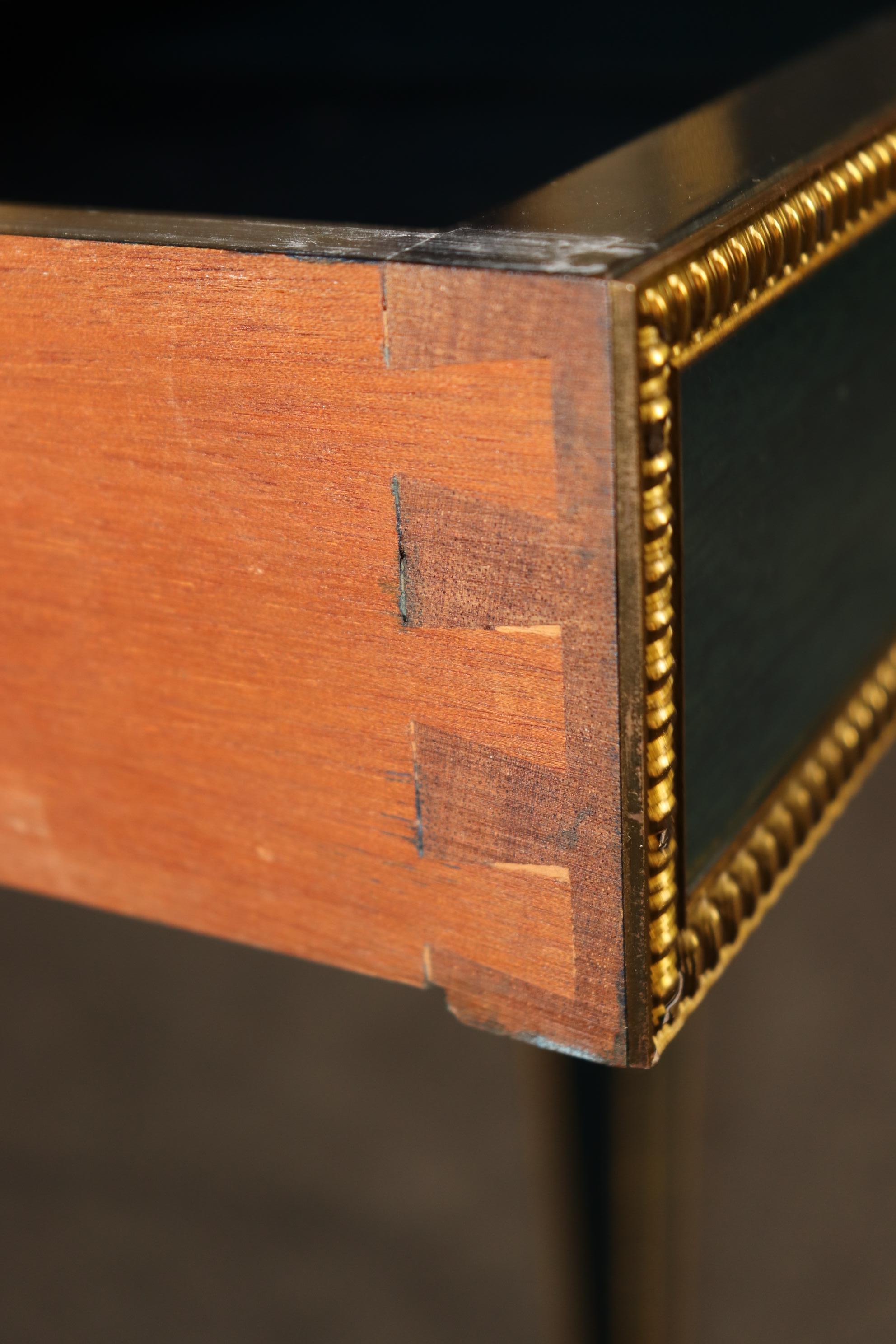 Bureau Plat de la Maison Jansen en cuir bleu-vert monté sur bronze 9