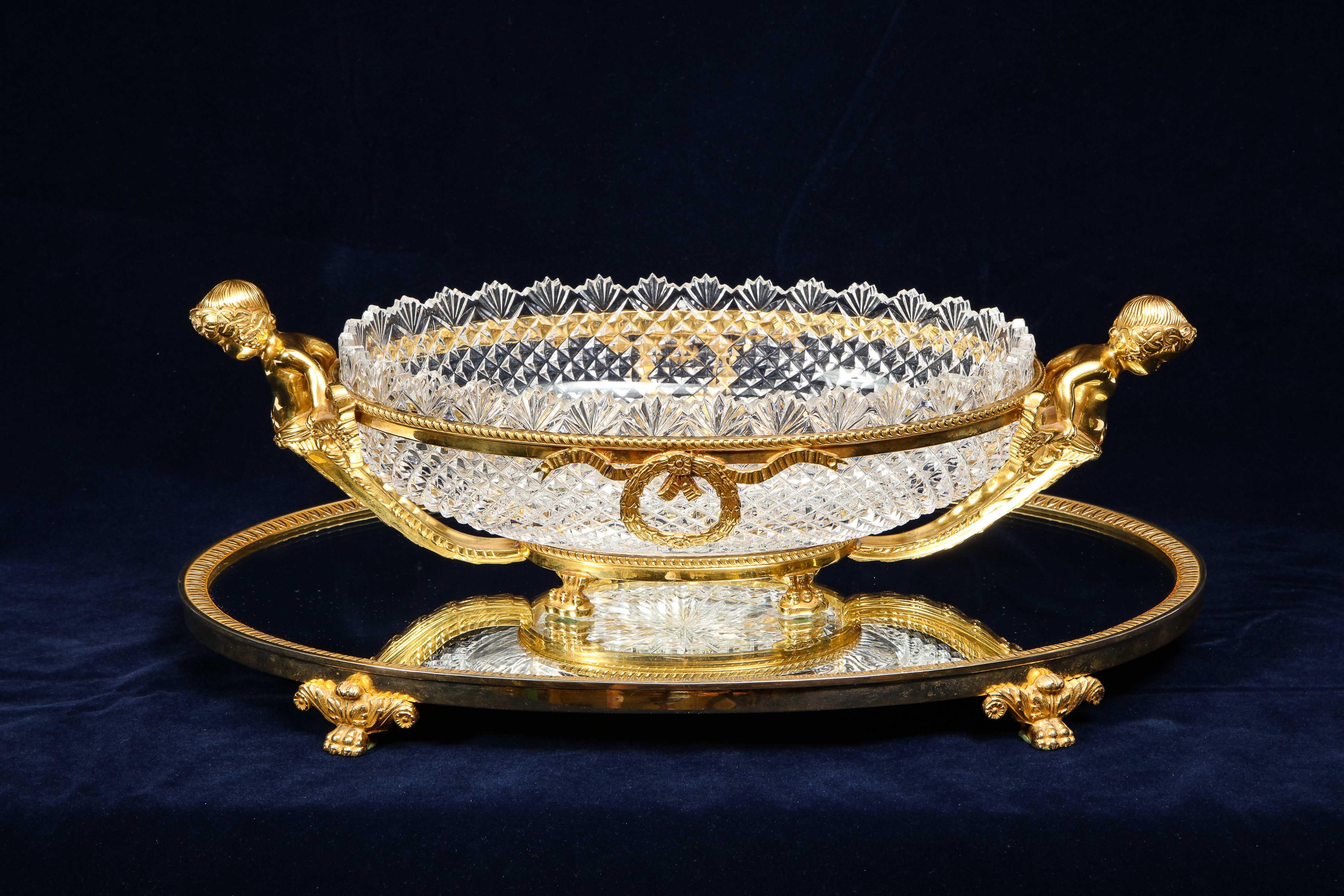 Eine schöne antike Französisch Louis XVI-Stil des 19. Jahrhunderts vergoldeter Bronze montiert Hand Diamantschliff Baccarat (Attributed) Kristall Mittelstück auf einer vergoldeten Bronze montiert gespiegelt Plateau. Der Kristall ist wunderschön von