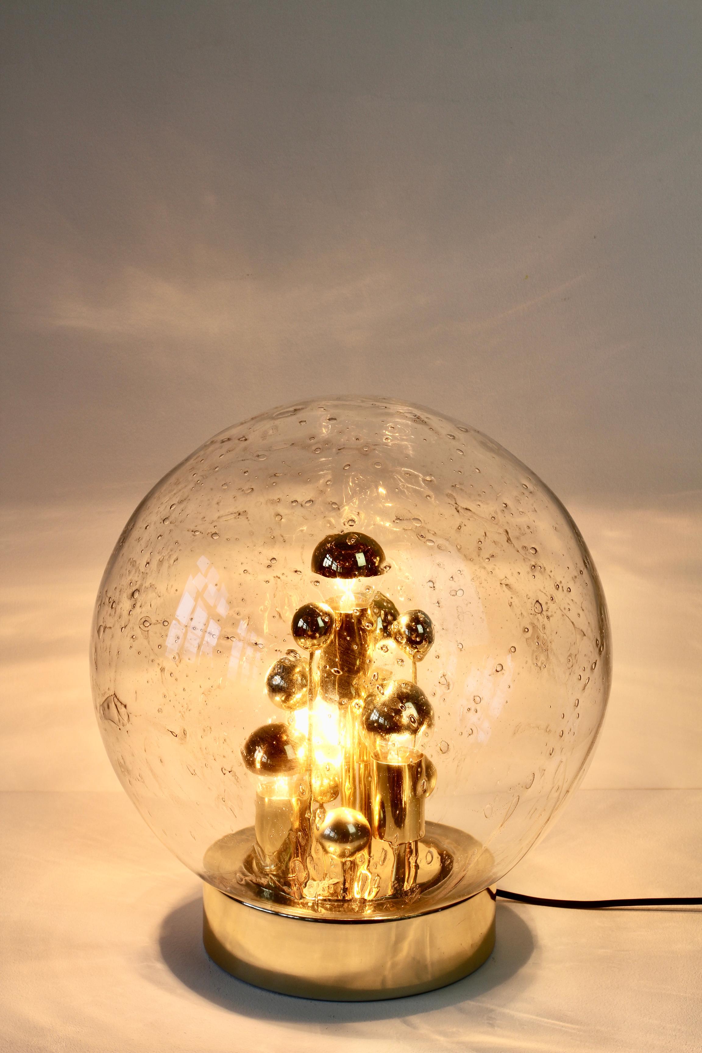 Plaqué Doria 1970s Large Murano Glass Globe Round Brass Flush Mount Table Light Lamp (lampe de table encastrée) en vente