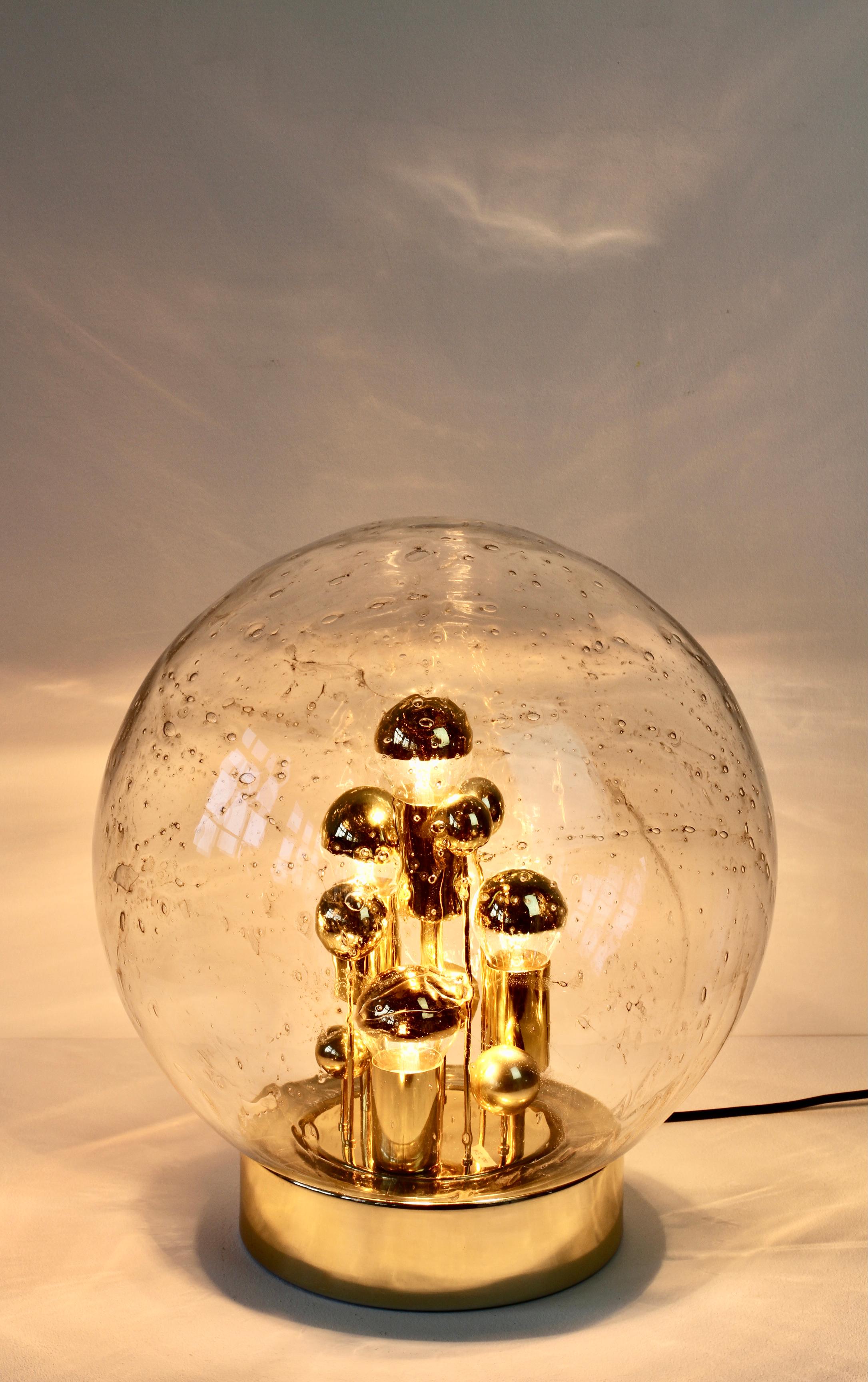 20ième siècle Doria 1970s Large Murano Glass Globe Round Brass Flush Mount Table Light Lamp (lampe de table encastrée) en vente