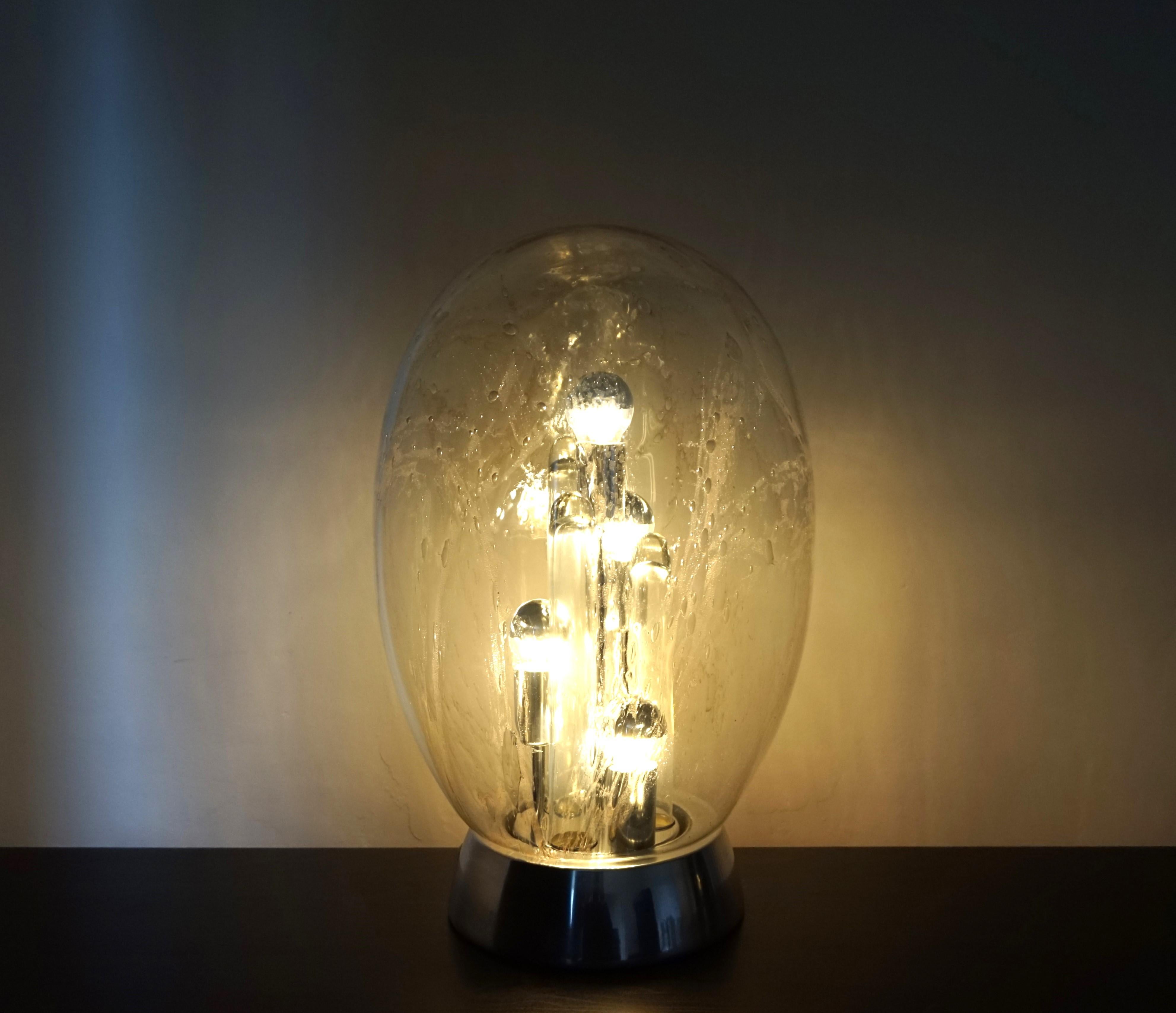 Une lampe de table Bigli dans la version rare avec un corps en verre extra large. Le diffuseur en verre soufflé à la bouche ne présente aucun signe d'endommagement et possède les bulles typiques du verre qui diffusent la lumière. La lampe se compose