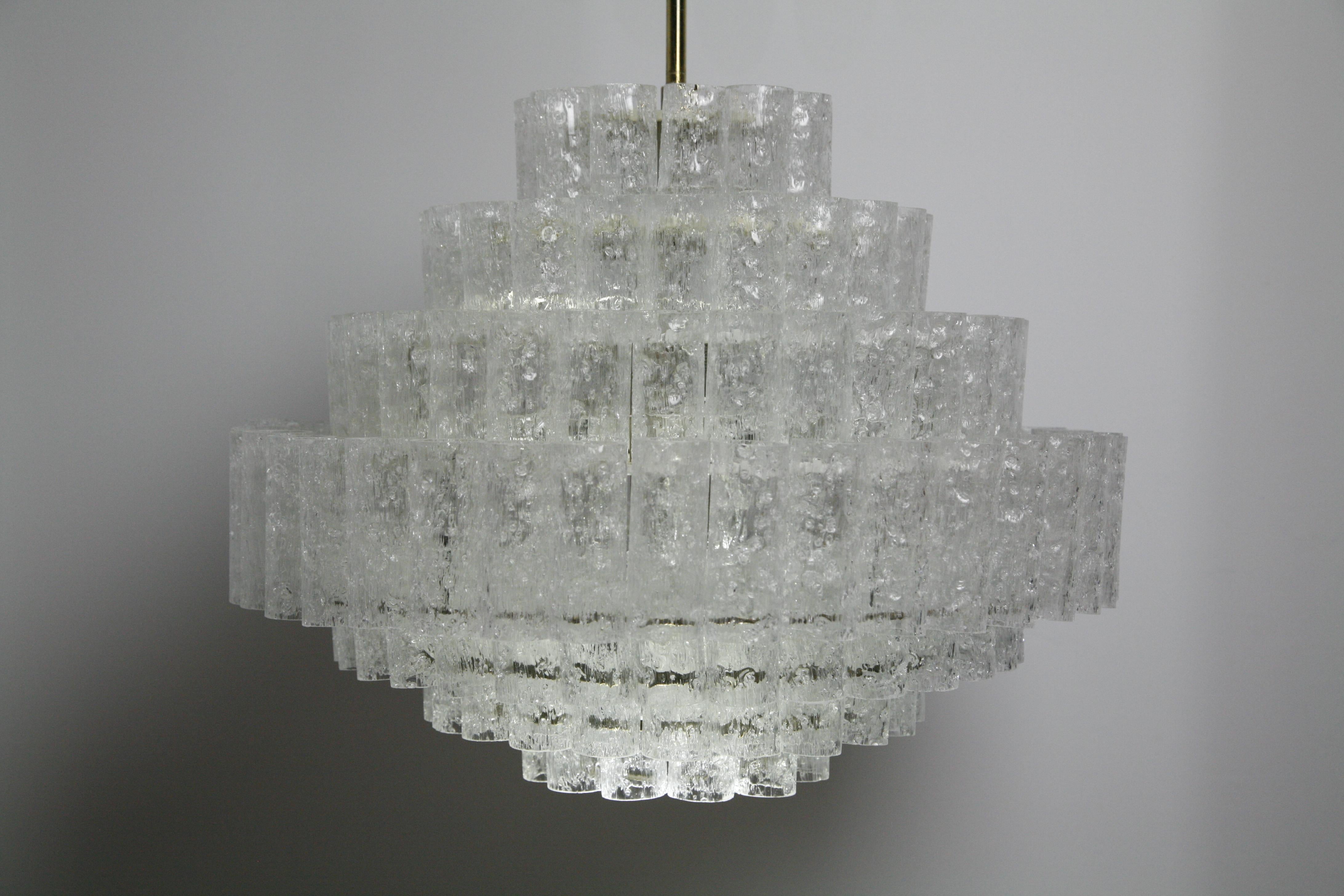 Lampadario Doria Struttura in ottone/metallo, vetro tubolare, anni '60 In condizioni buone in vendita a Bronx, NY