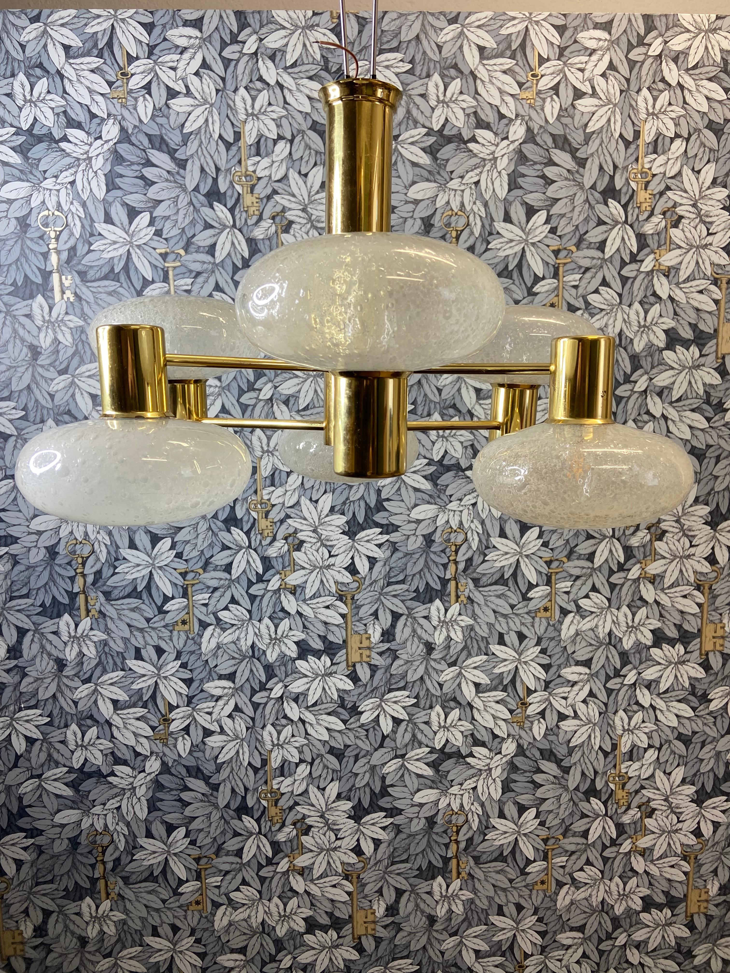 Mid-Century Modern Lustre Doria avec sphériques en verre soufflé à la main sur cadre en laiton à 6 bras, Allemagne en vente