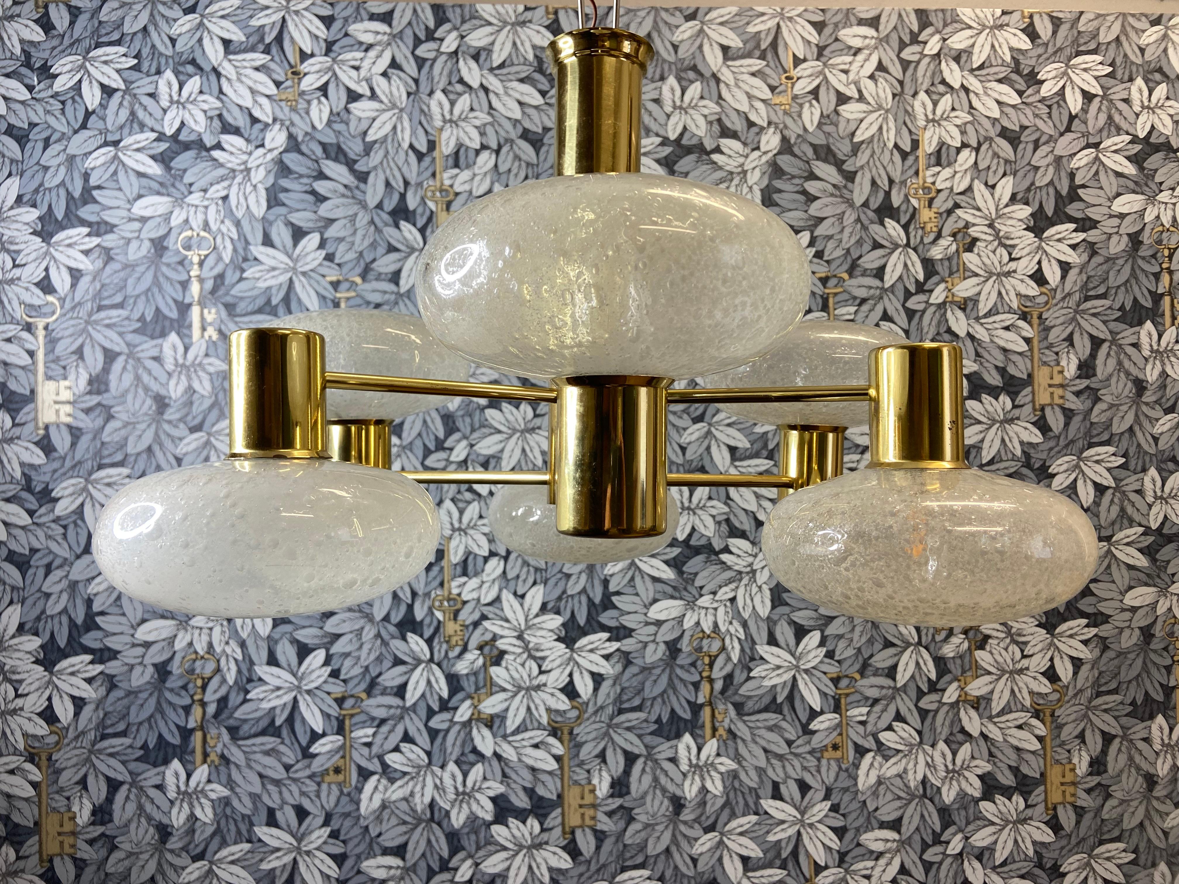 Fin du 20e siècle Lustre Doria avec sphériques en verre soufflé à la main sur cadre en laiton à 6 bras, Allemagne en vente