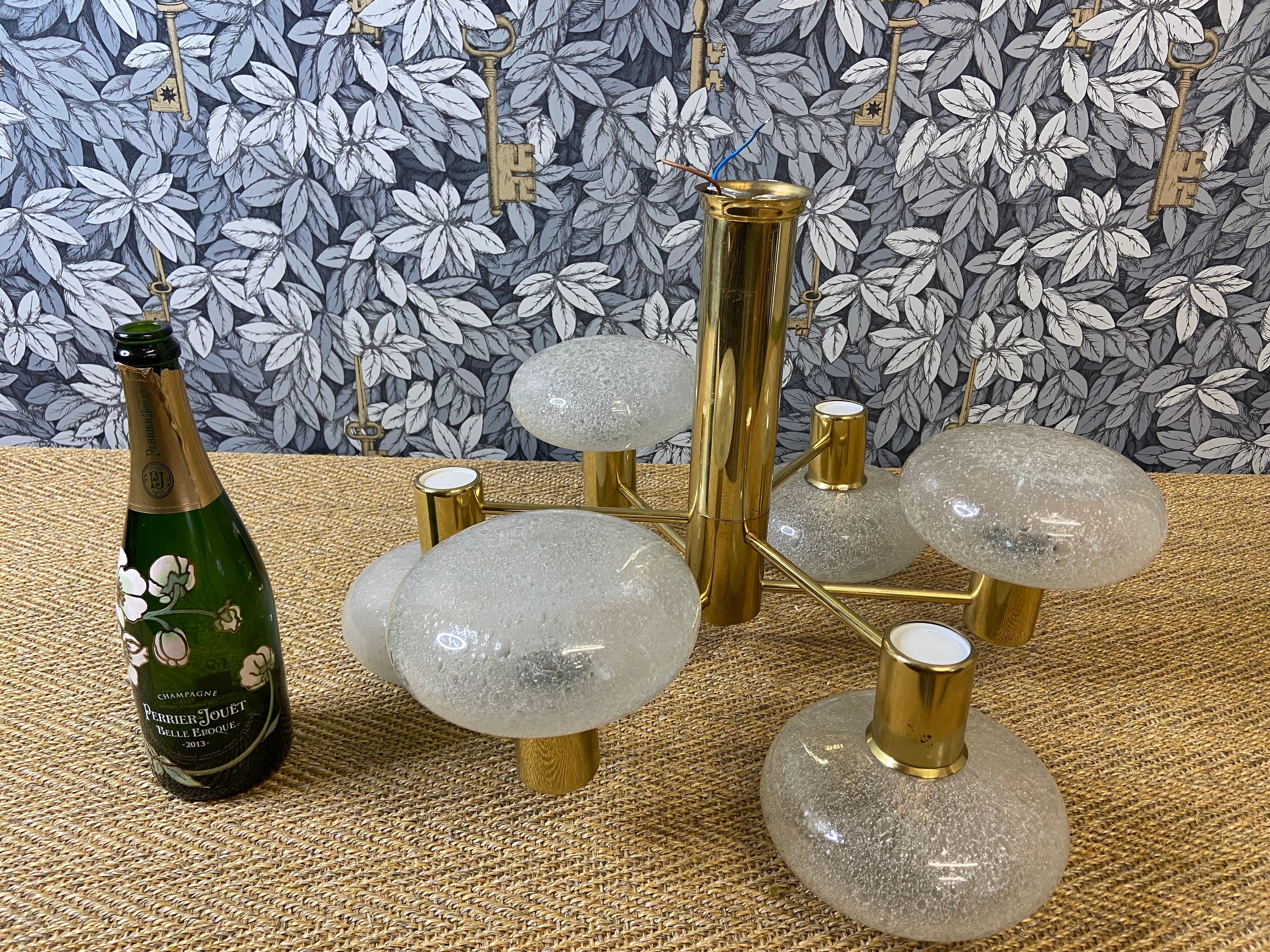 Laiton Lustre Doria avec sphériques en verre soufflé à la main sur cadre en laiton à 6 bras, Allemagne en vente