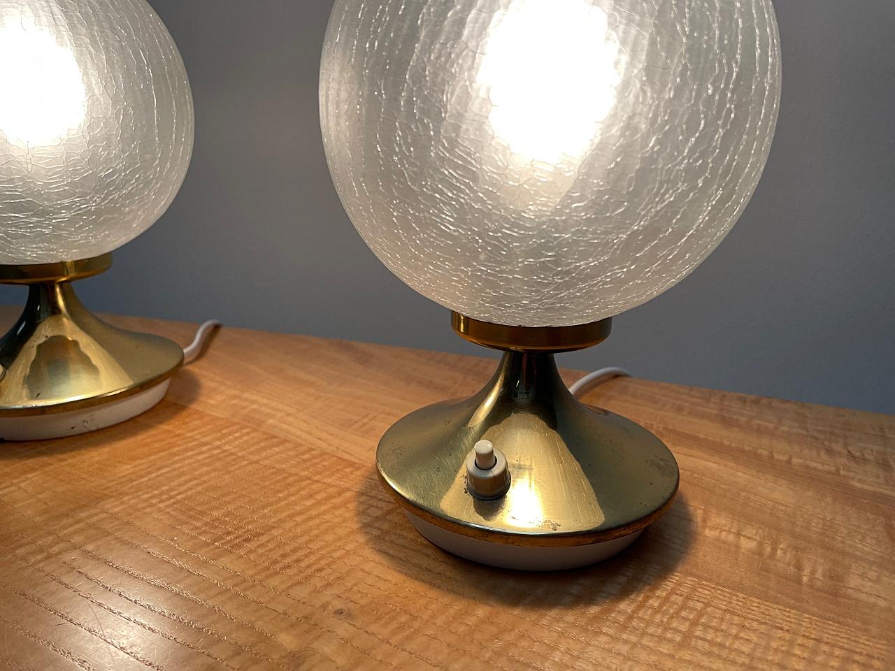 DORIA Crackle Ice Glass & Polished Brass Globe Nightstand Lamps, 1960s, Germany In Good Condition For Sale In Biebergemund, Hessen