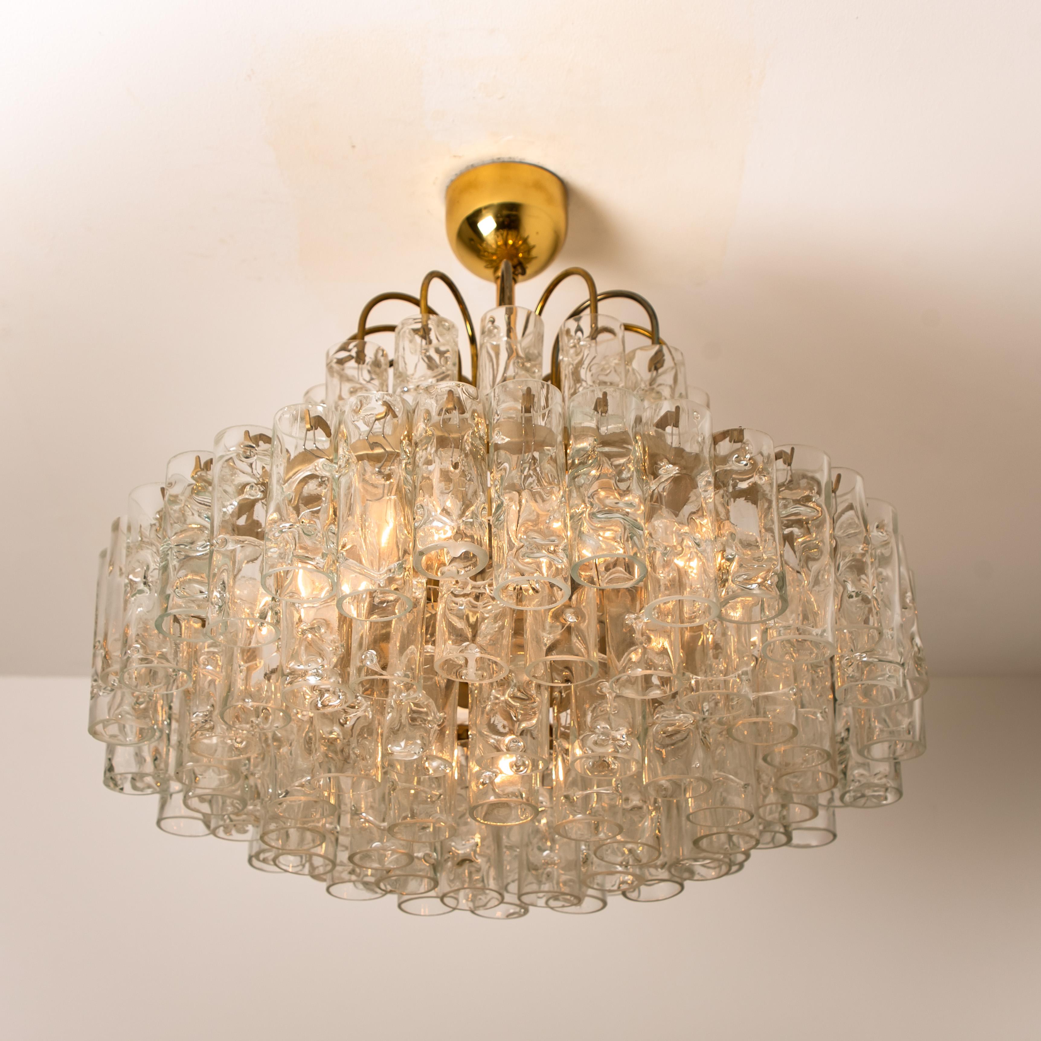 Uno splendido lampadario in vetro di ghiaccio soffiato a mano della manifattura Doria, con diversi tubi di vetro di ghiaccio di diverse lunghezze, una struttura placcata in ottone, design di punta degli anni Sessanta. I tubi di vetro di ghiaccio